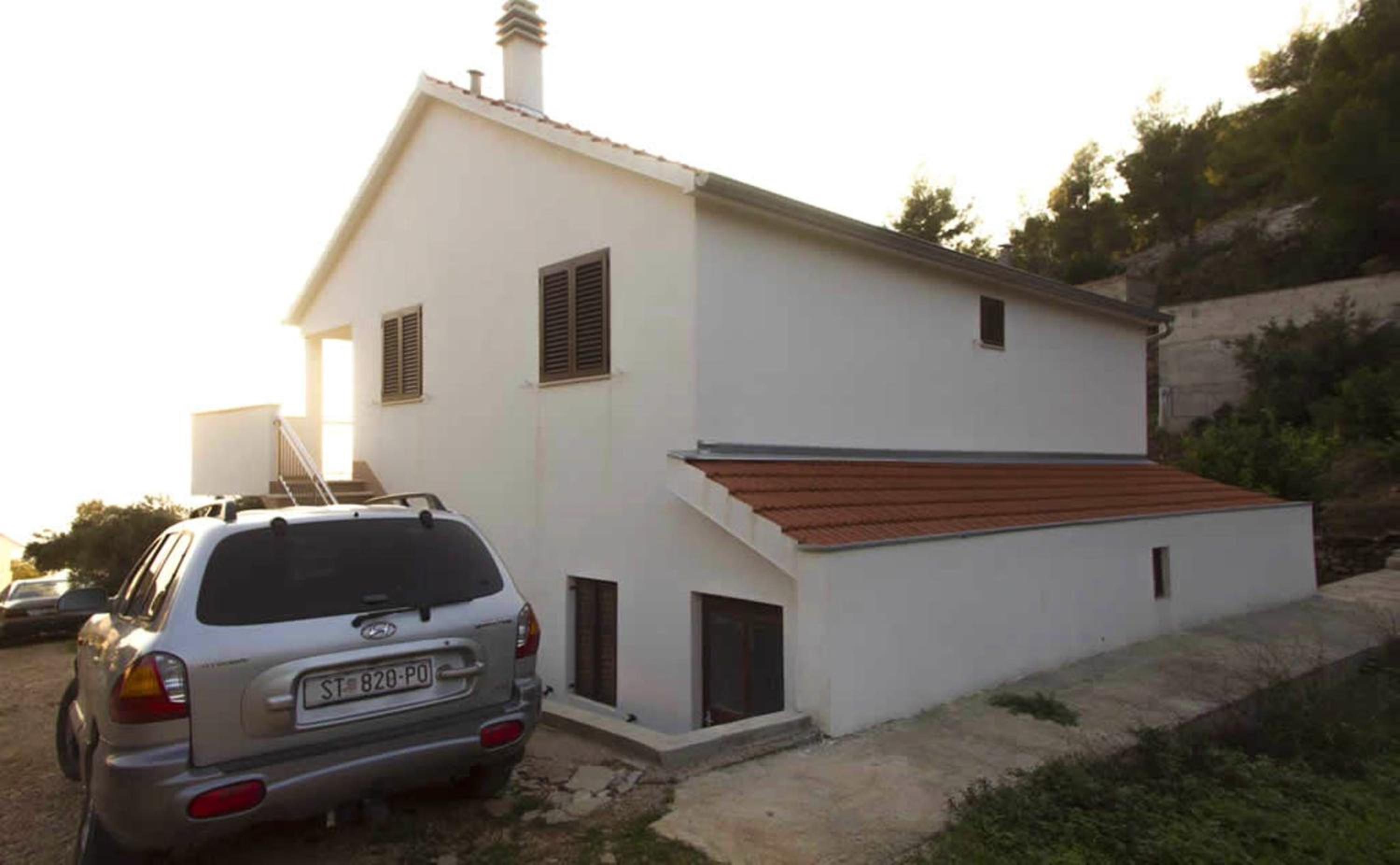 Charming Apartment in Gdinj + Garden