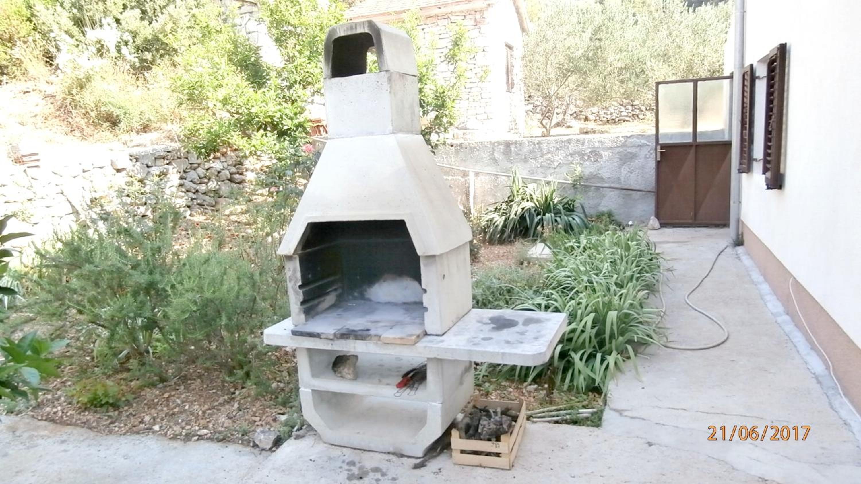 Charming Apartment in Gdinj + Garden