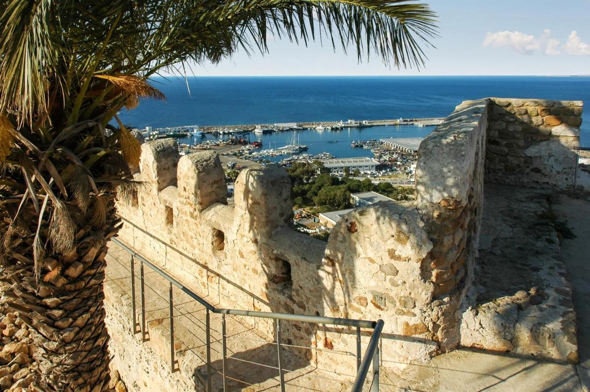 4 bedrooms villa with sea view enclosed garden and wifi at Kelibia 4 km away from the beach