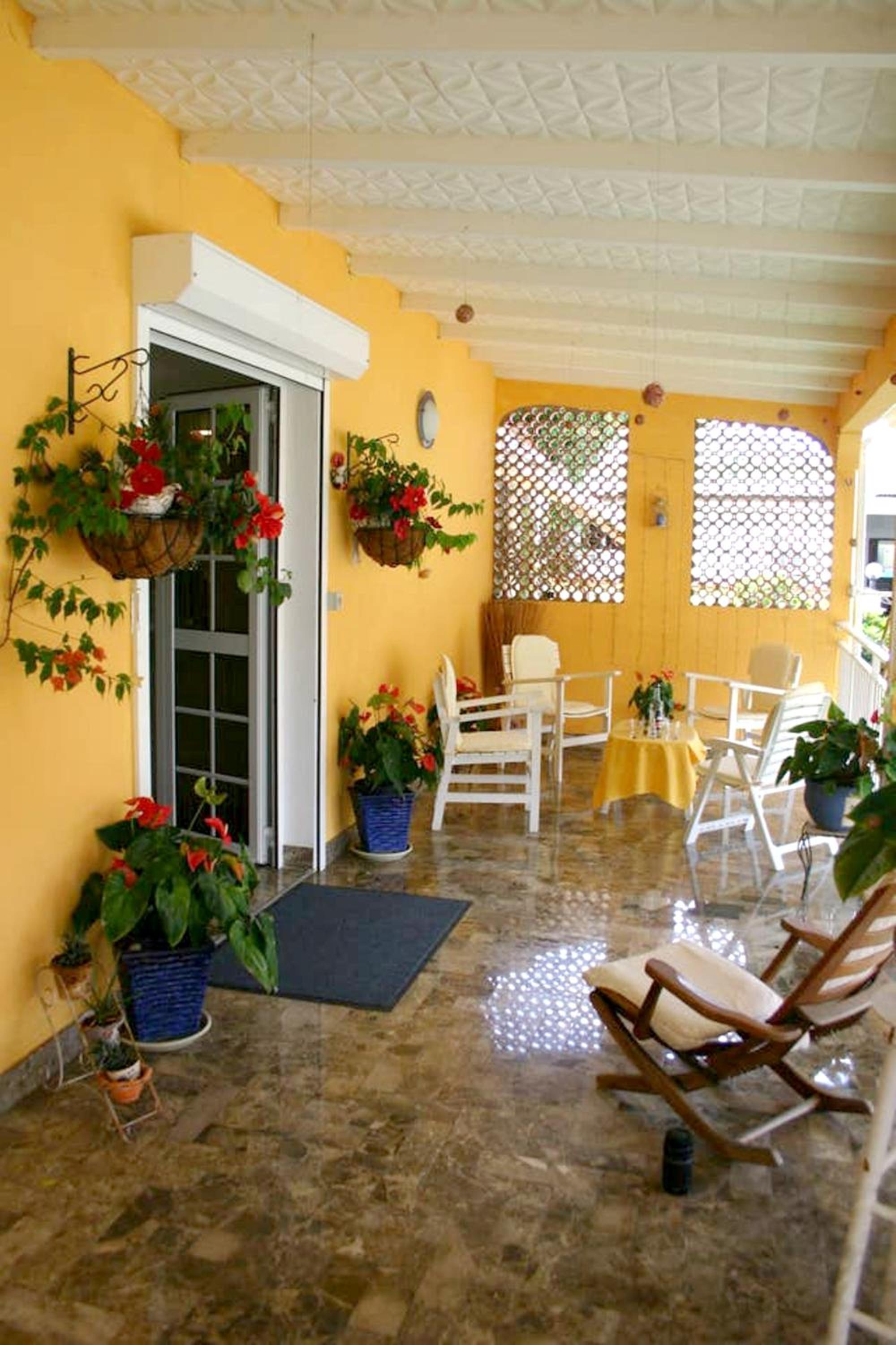Villa élégante à Sainte-Anne avec piscine privée ouverte toute l'année view 4