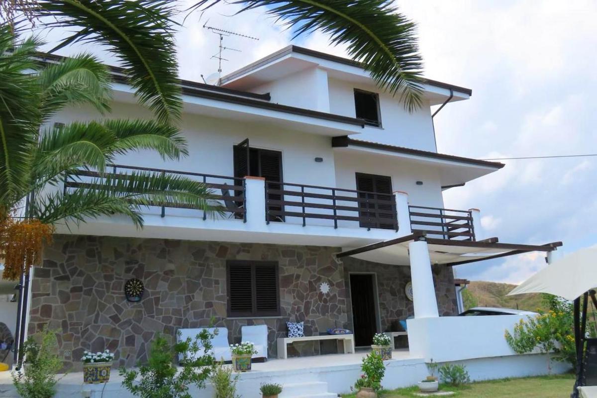 5 bedrooms house at Brancaleone Marina 200 m away from the beach with sea view jacuzzi and enclosed garden
