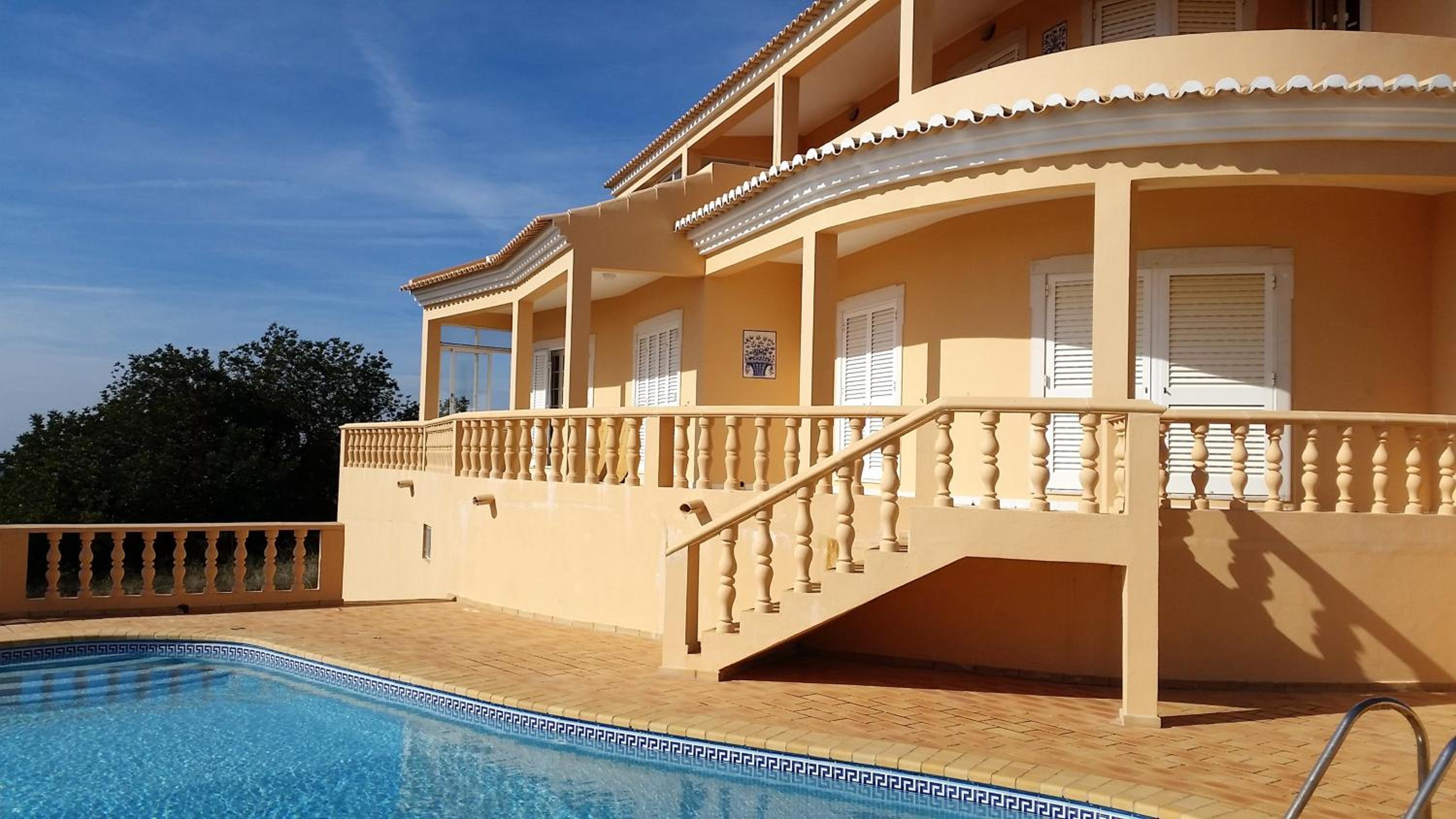 Elegant family house in Loulé with private pool view 3