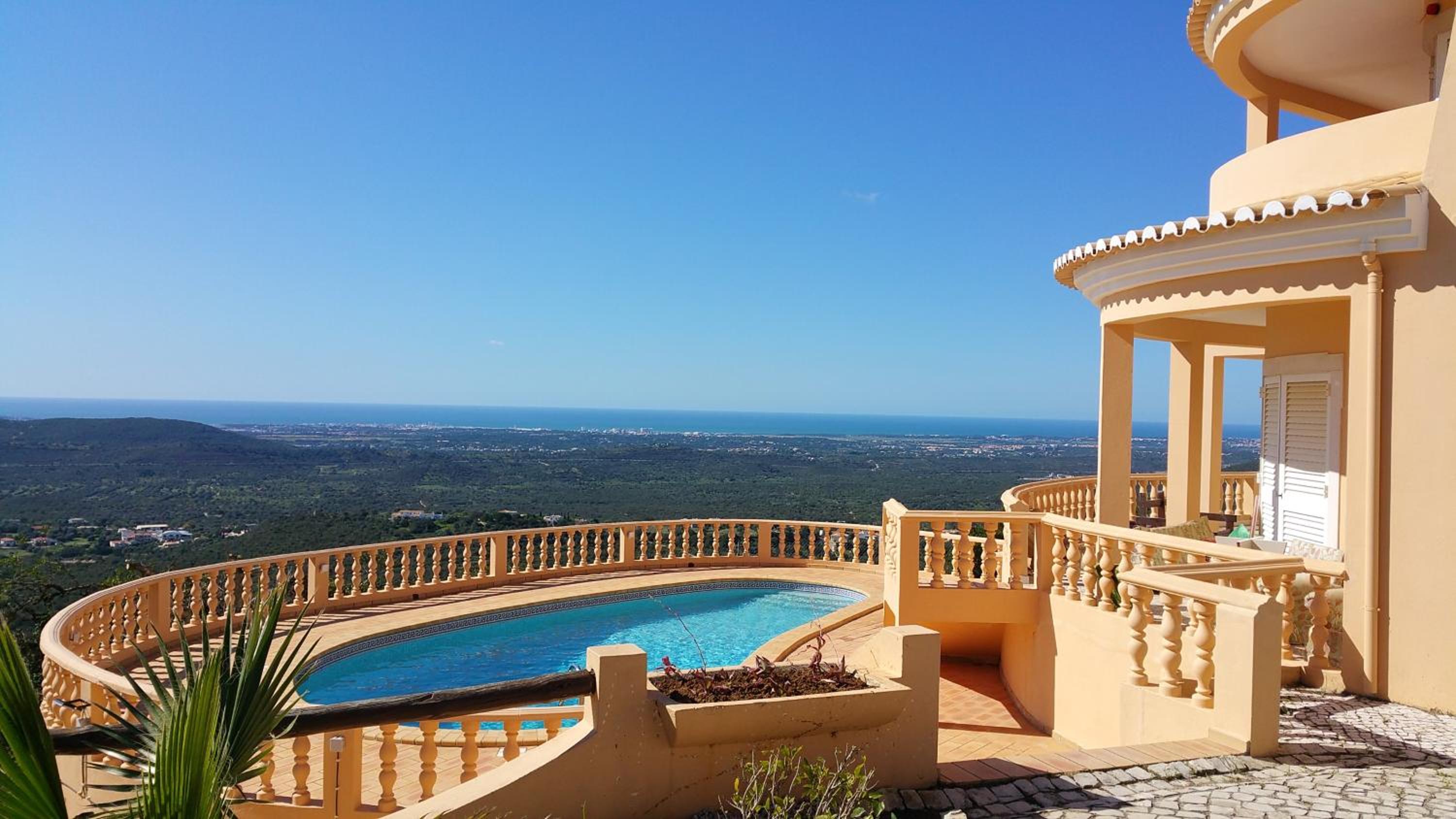 Elegant family house in Loulé with private pool view 4
