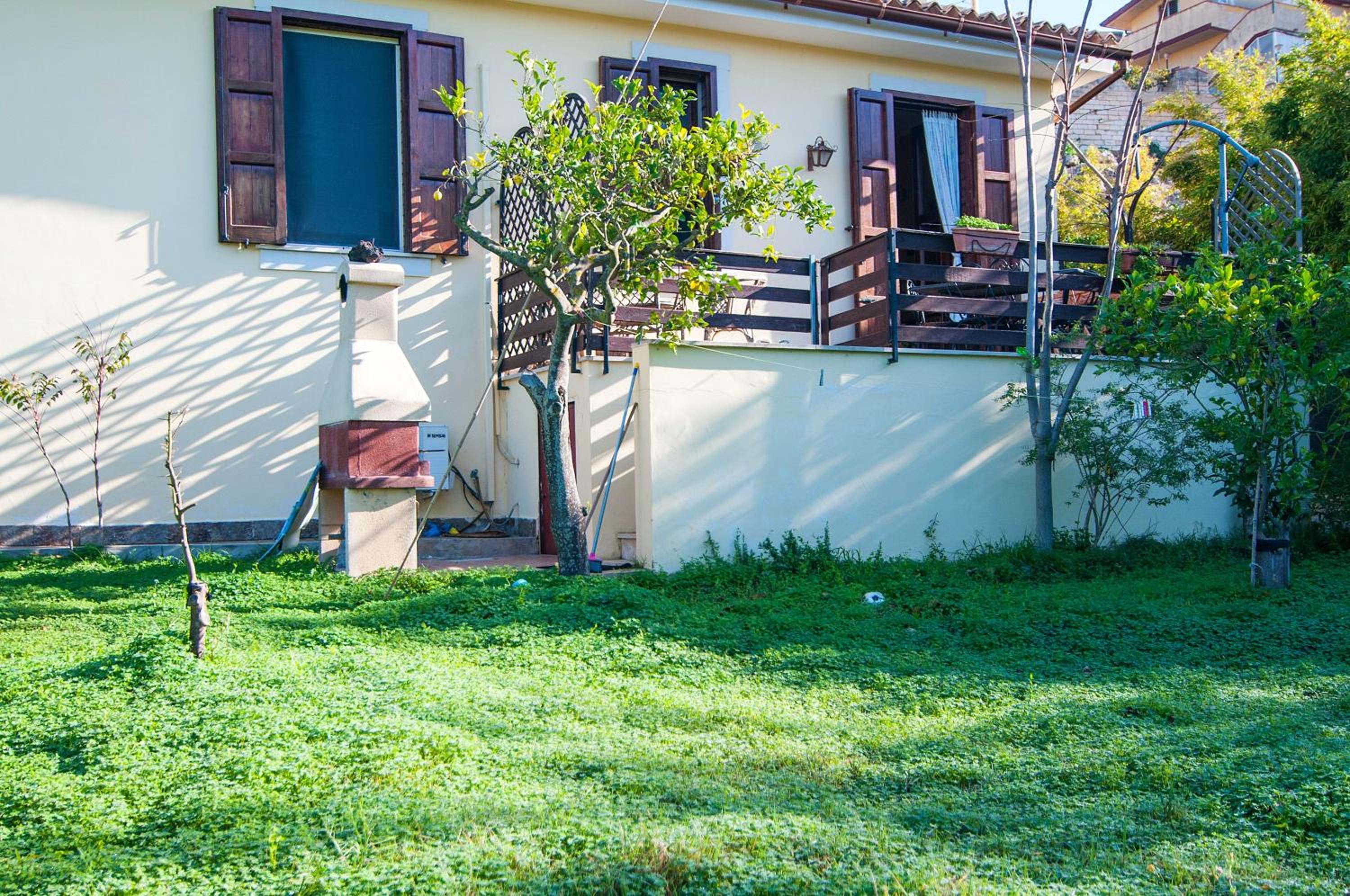 Spacious house in Lido di Noto with terrace and garden view 5