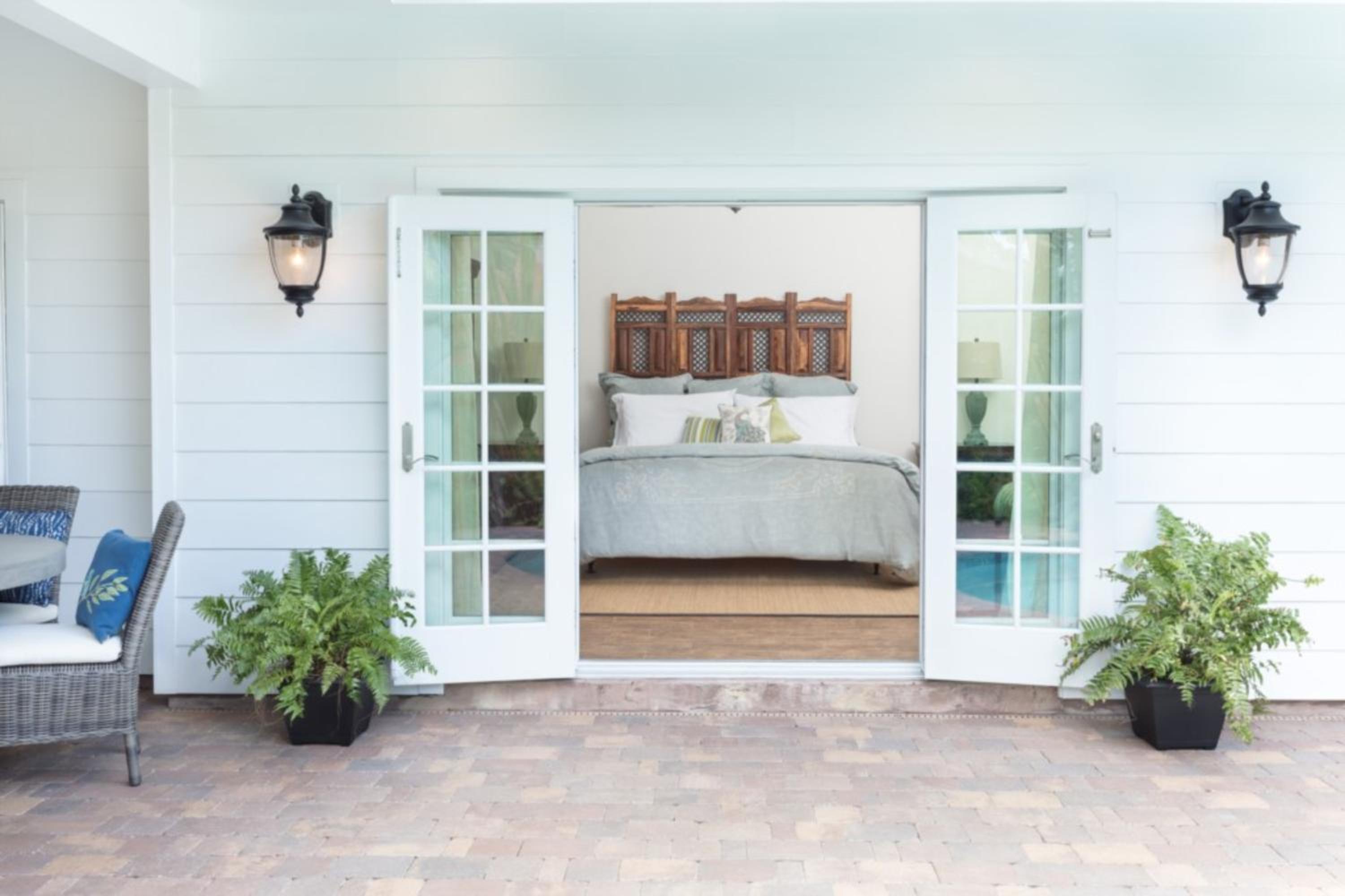 Palm Beach Oasis - Indulge in Garden Tranquility with Alfresco Dining