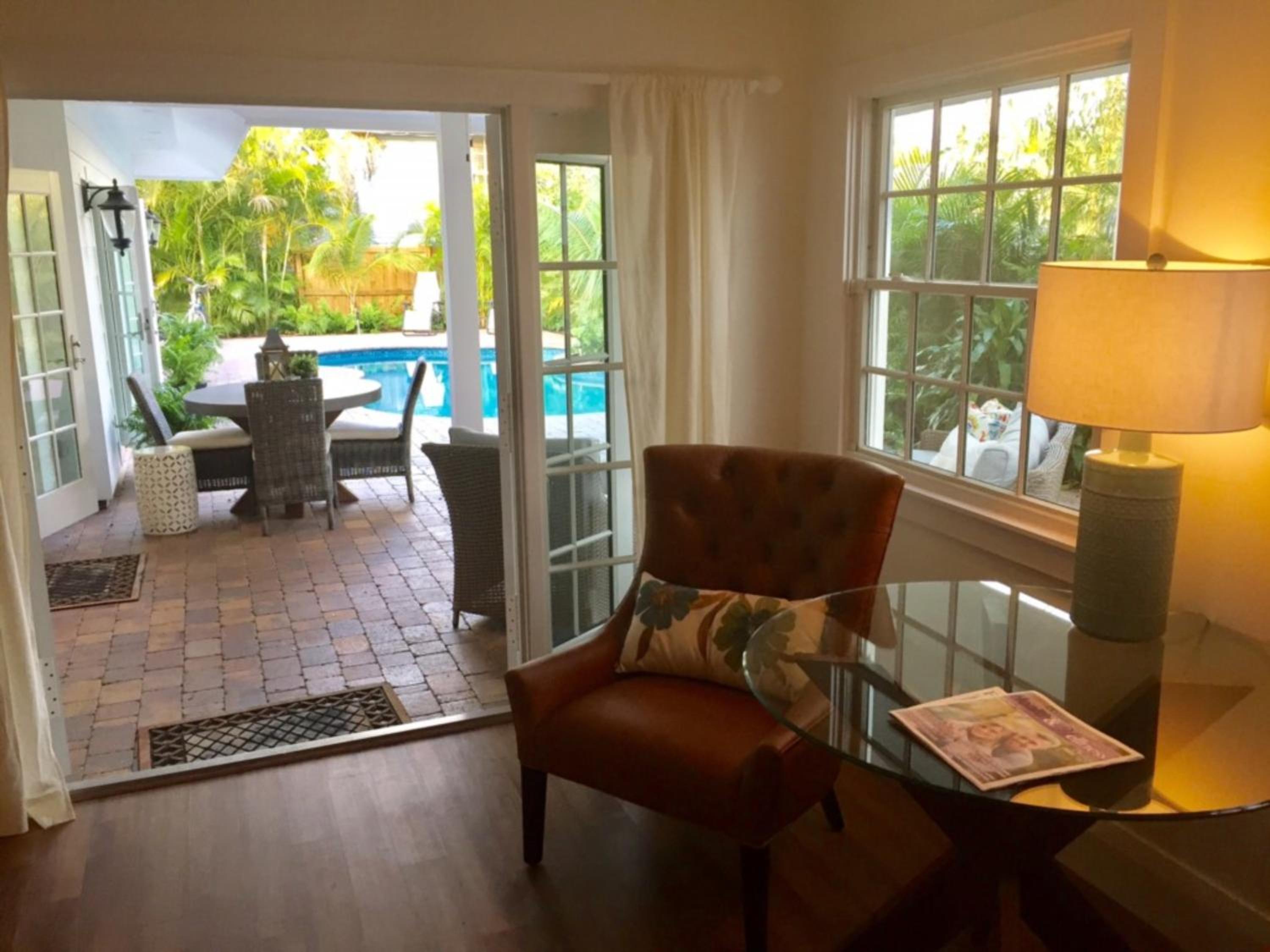 Palm Beach Oasis - Indulge in Garden Tranquility with Alfresco Dining