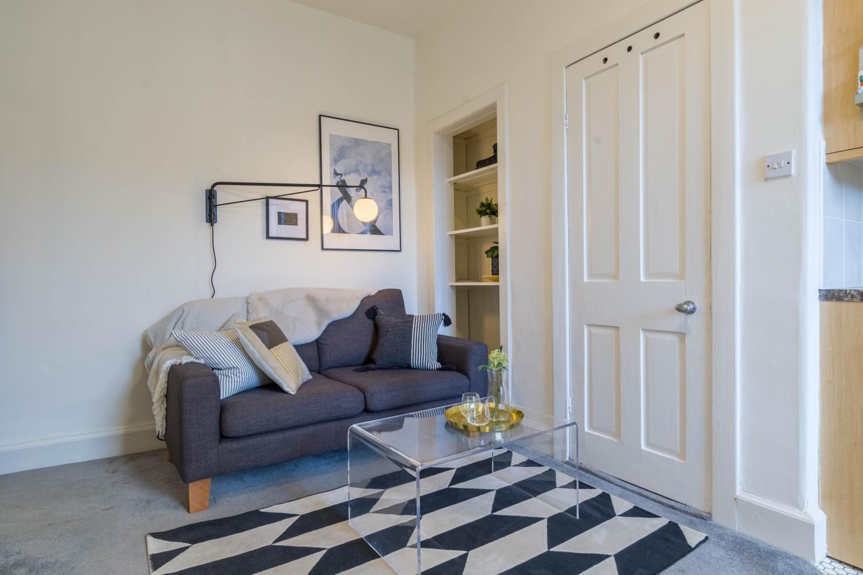 Stylish and Comfortable City Centre Apartment view 4