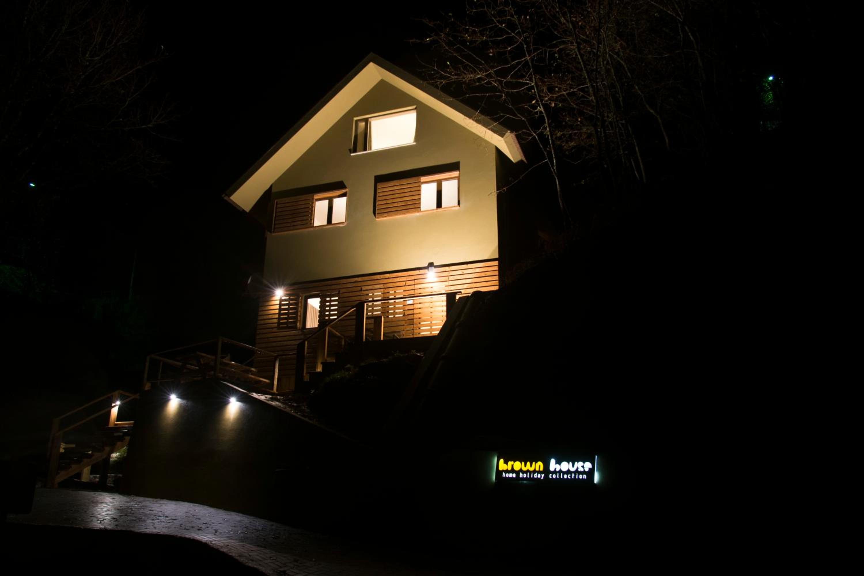 Hotel Brown House - Image 1