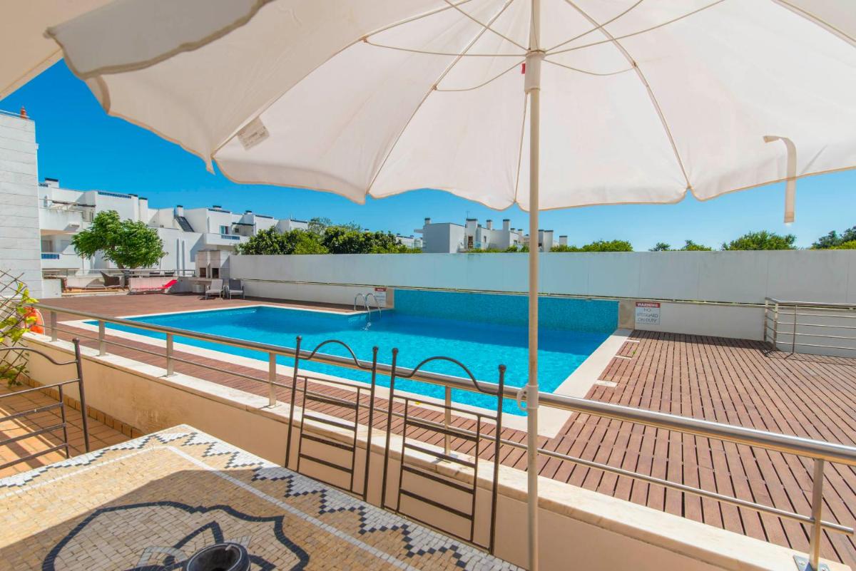 Comfortable and friendly 2BedroomApt with Pool, terrace, Bbq, Ac in Santa Luzia view 3