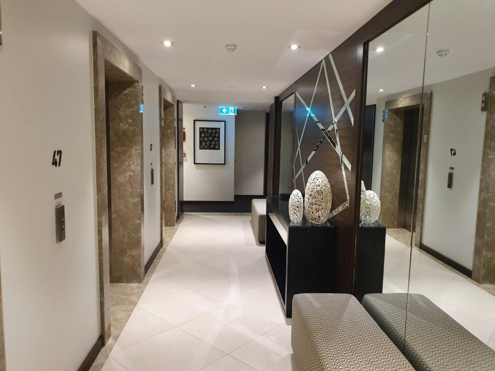 High-End Apartment in the Soul of Surfers Paradise view 2