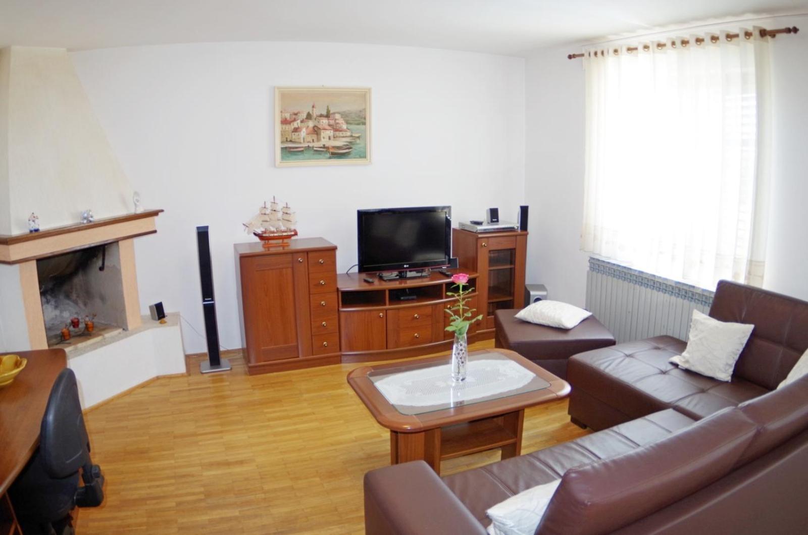 Holiday apartment Ana with private pool view 4