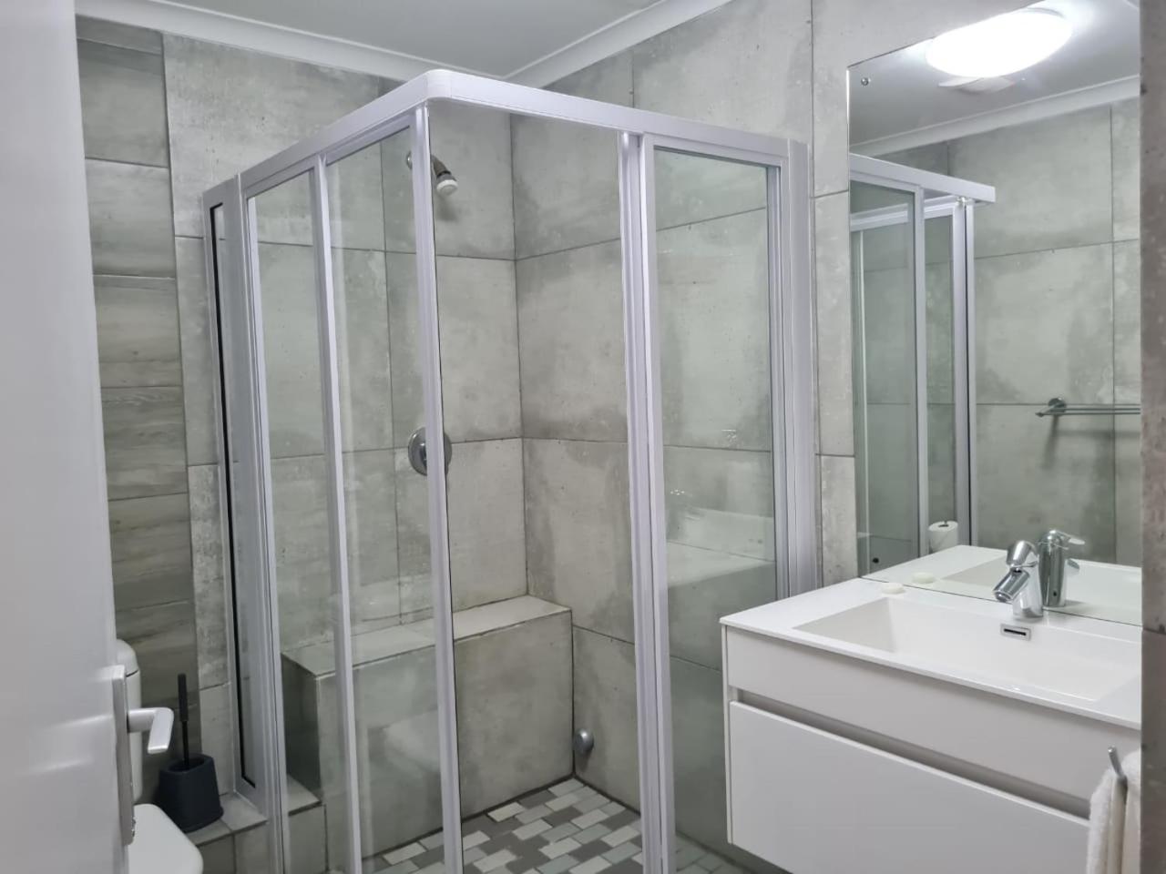 Point Village Accommodation - Santos 23