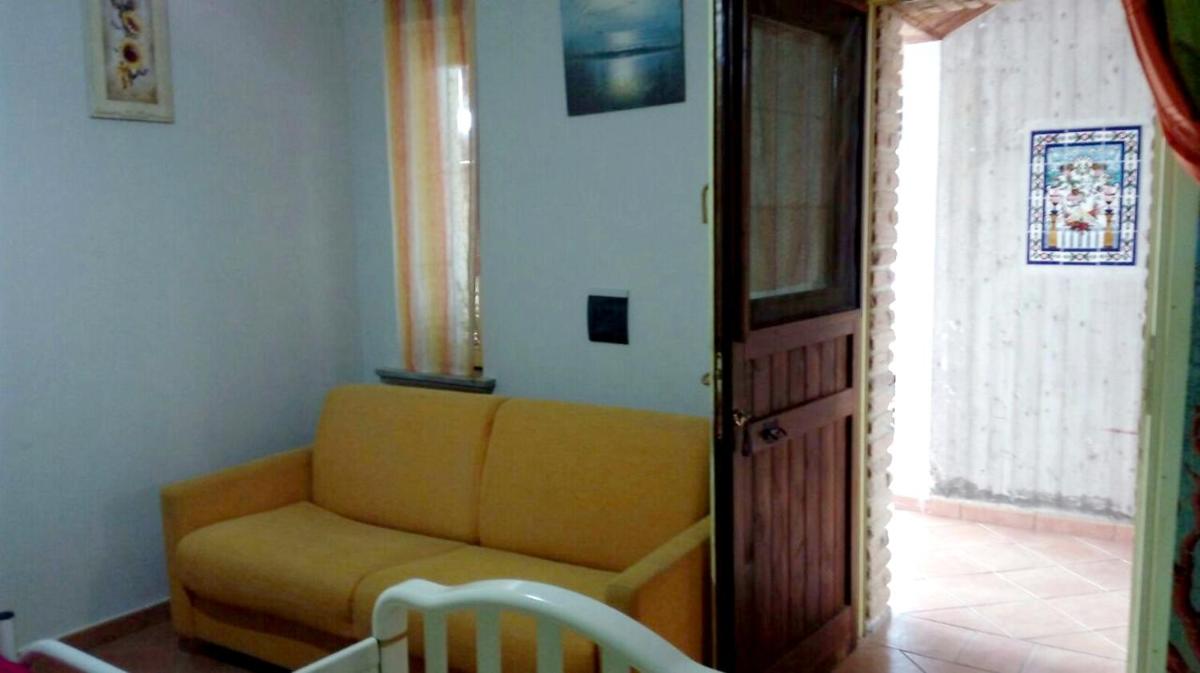Studio with enclosed garden and wifi at Petrosa 5 km away from the beach