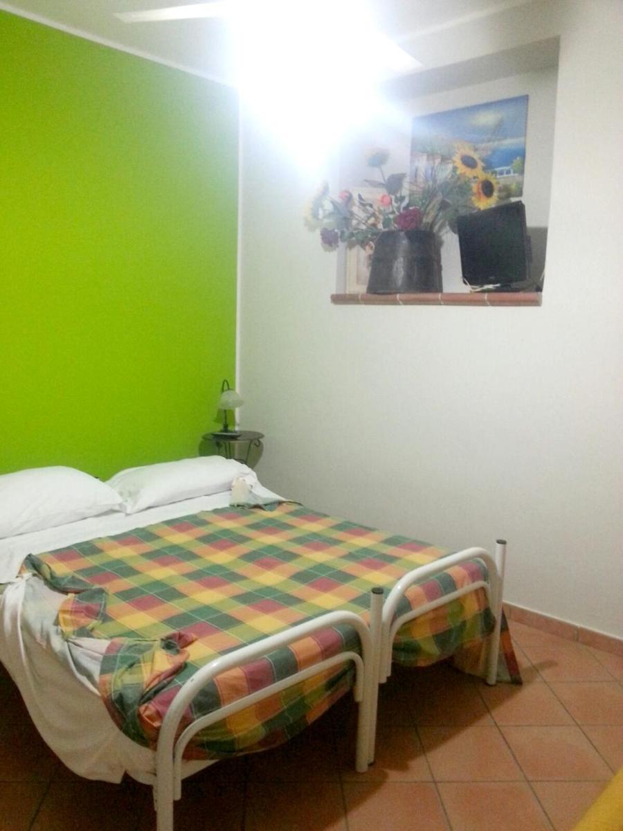 Studio with enclosed garden and wifi at Petrosa 5 km away from the beach