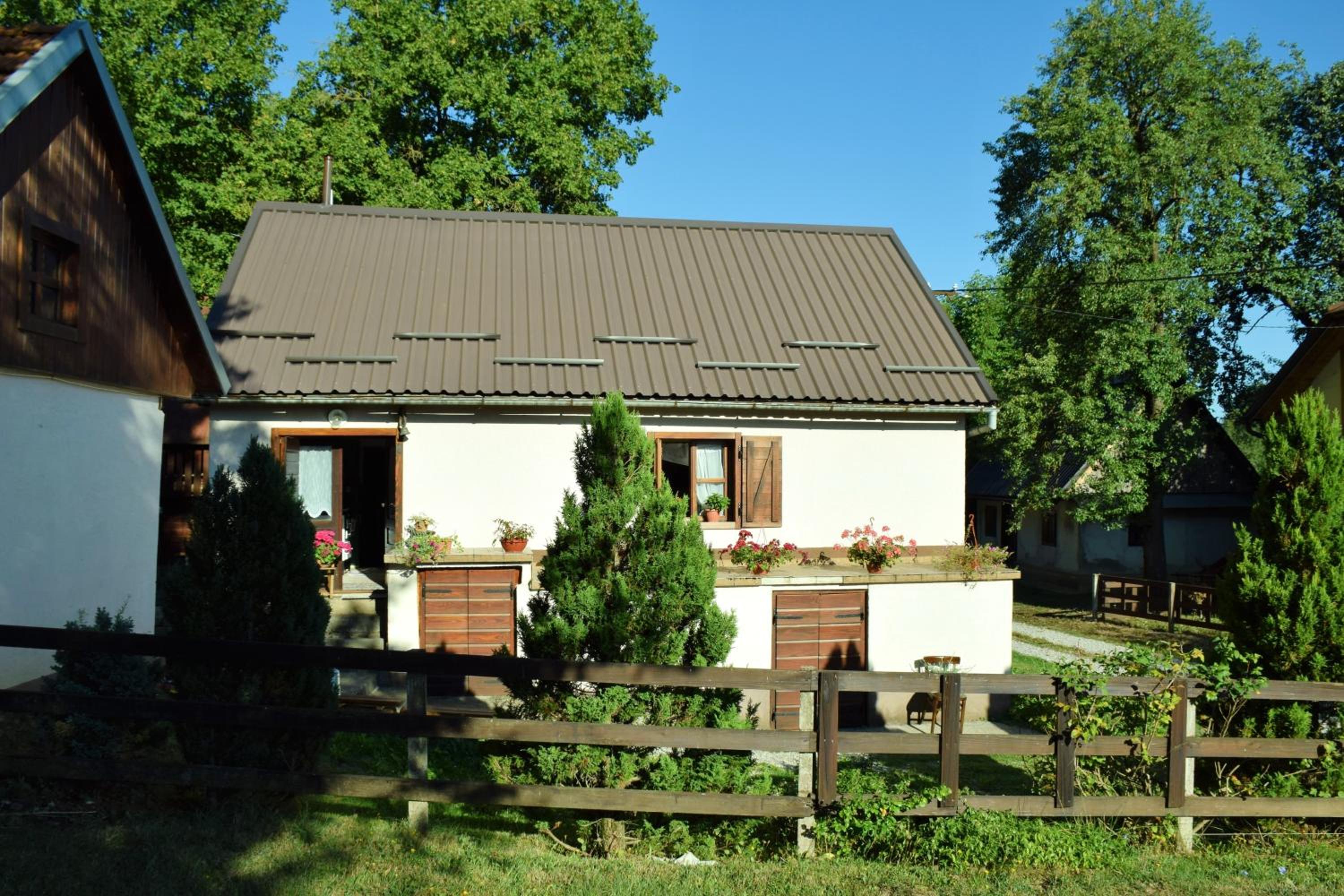 Cosy Chalet in Gospić with Jacuzzi and Mountain View