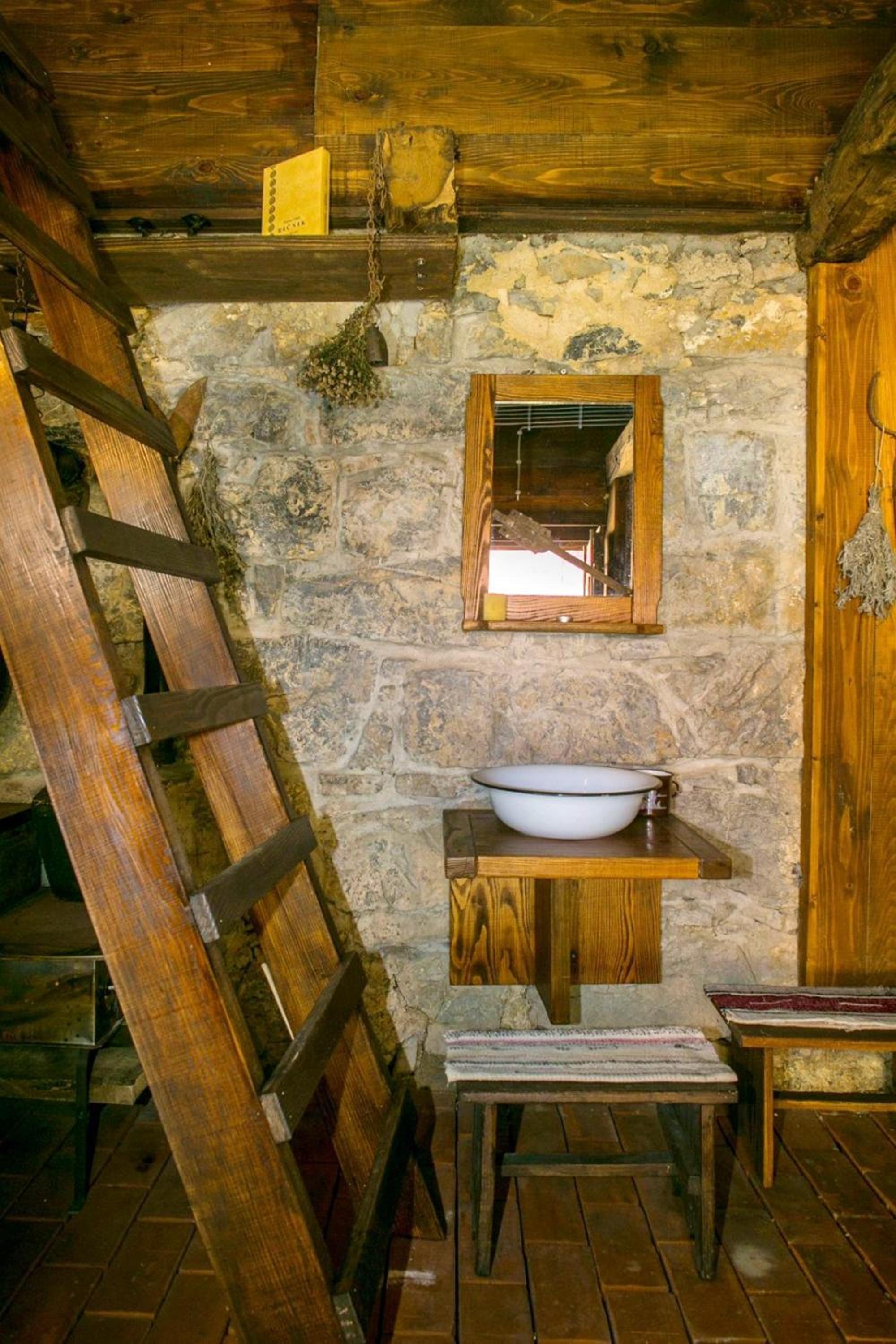 Cosy Chalet in Gospić with Jacuzzi and Mountain View