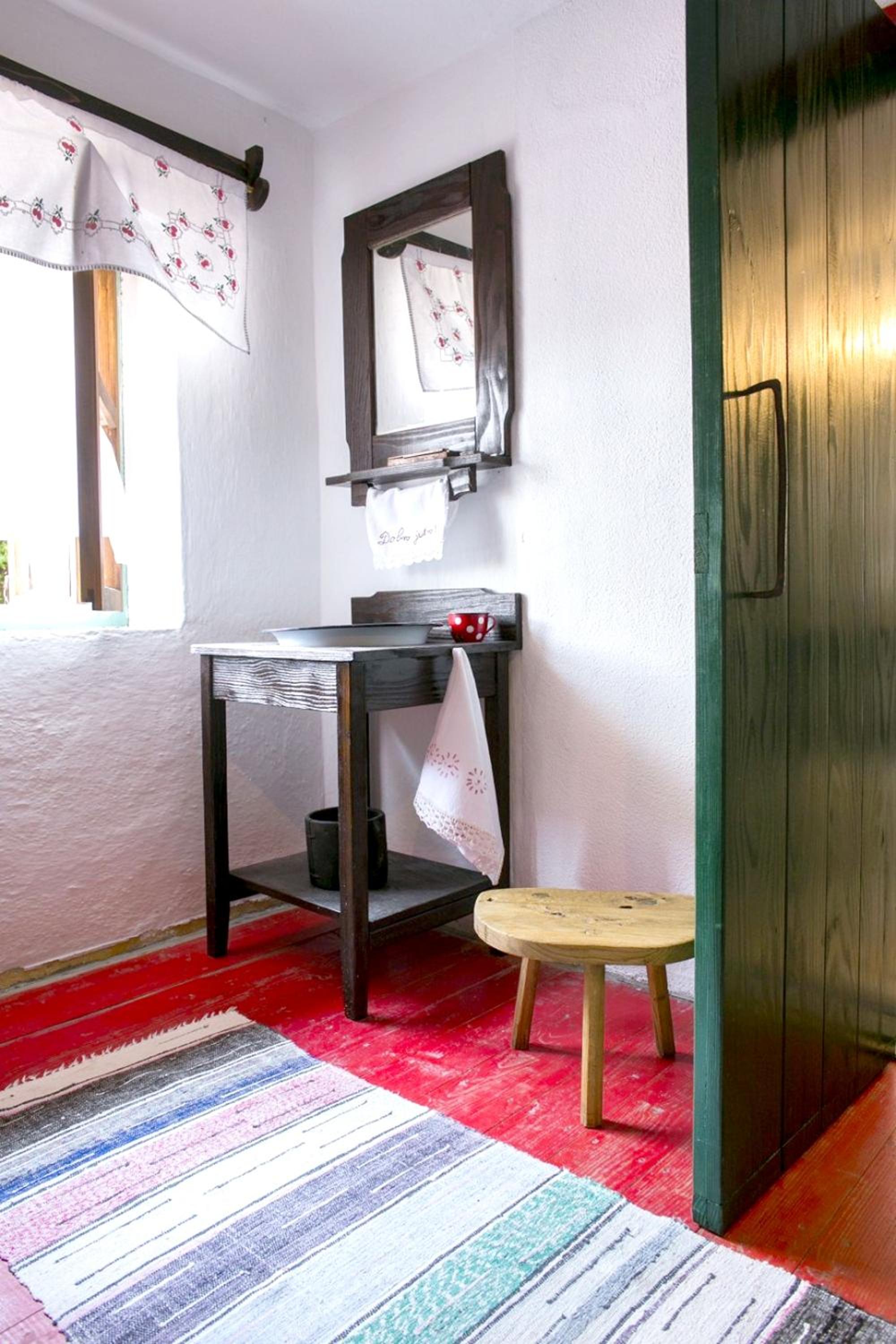 Cosy Chalet in Gospić with Jacuzzi and Mountain View