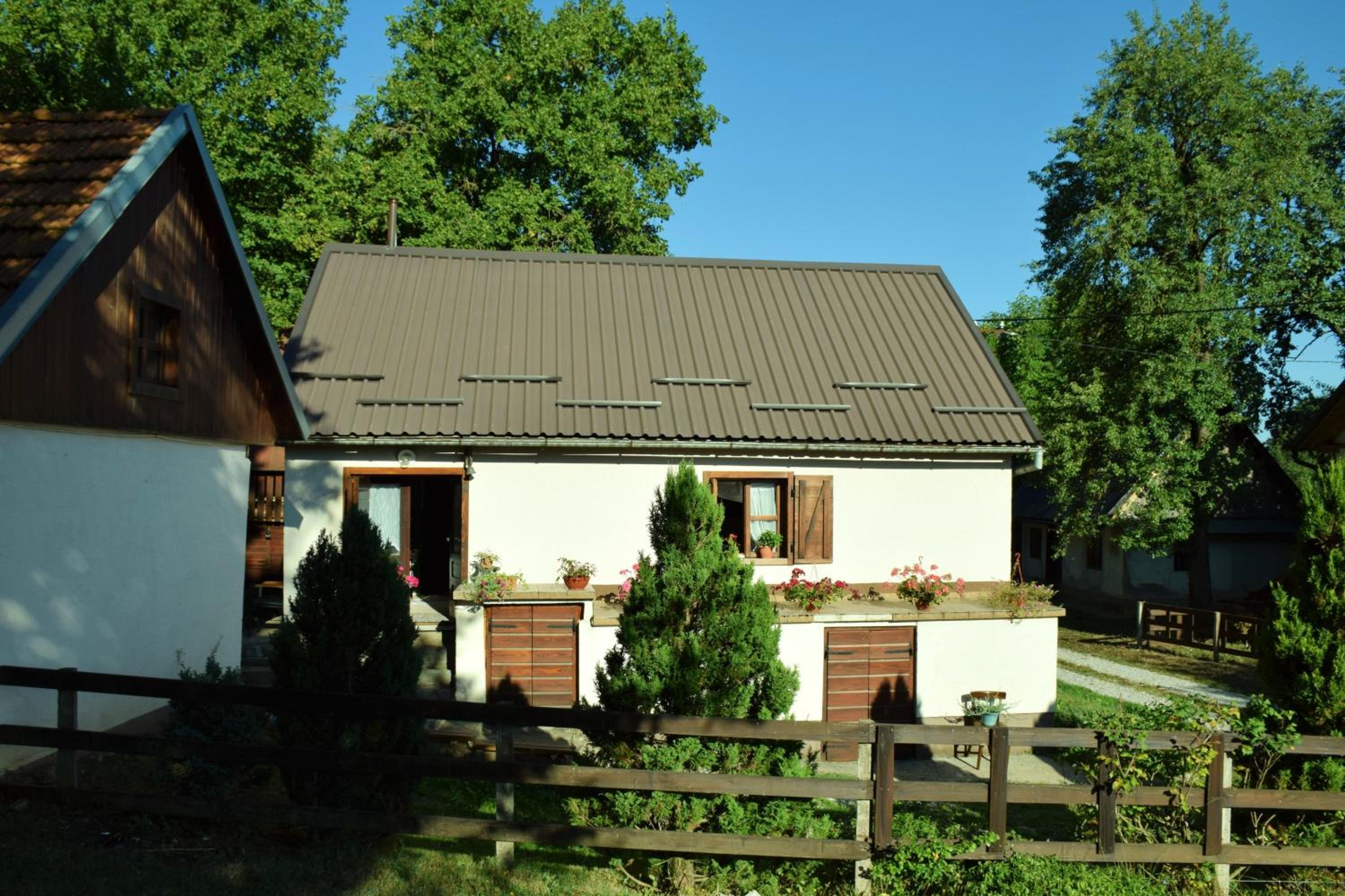 Cosy Chalet in Gospić with Jacuzzi and Mountain View