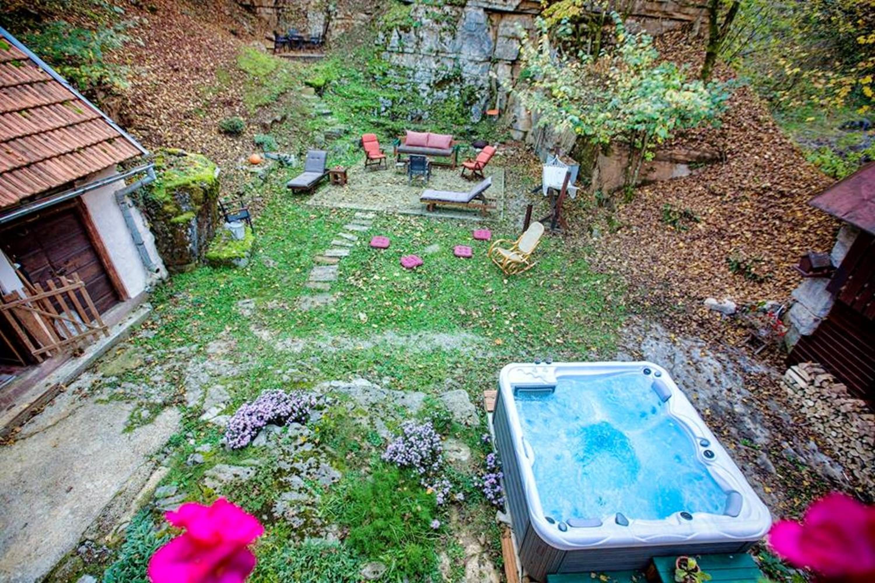 Cosy Chalet in Gospić with Jacuzzi and Mountain View