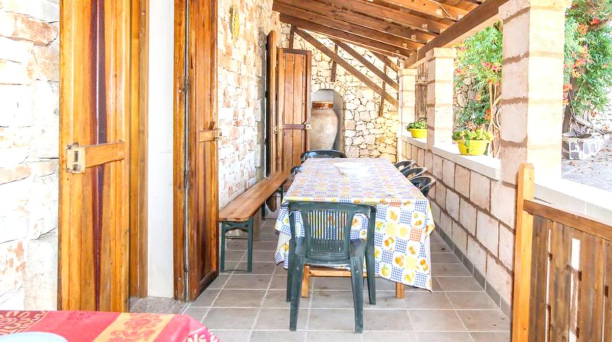 2 bedrooms appartement with shared pool enclosed garden and wifi at Castrignano del Capo 4 km away from the beach