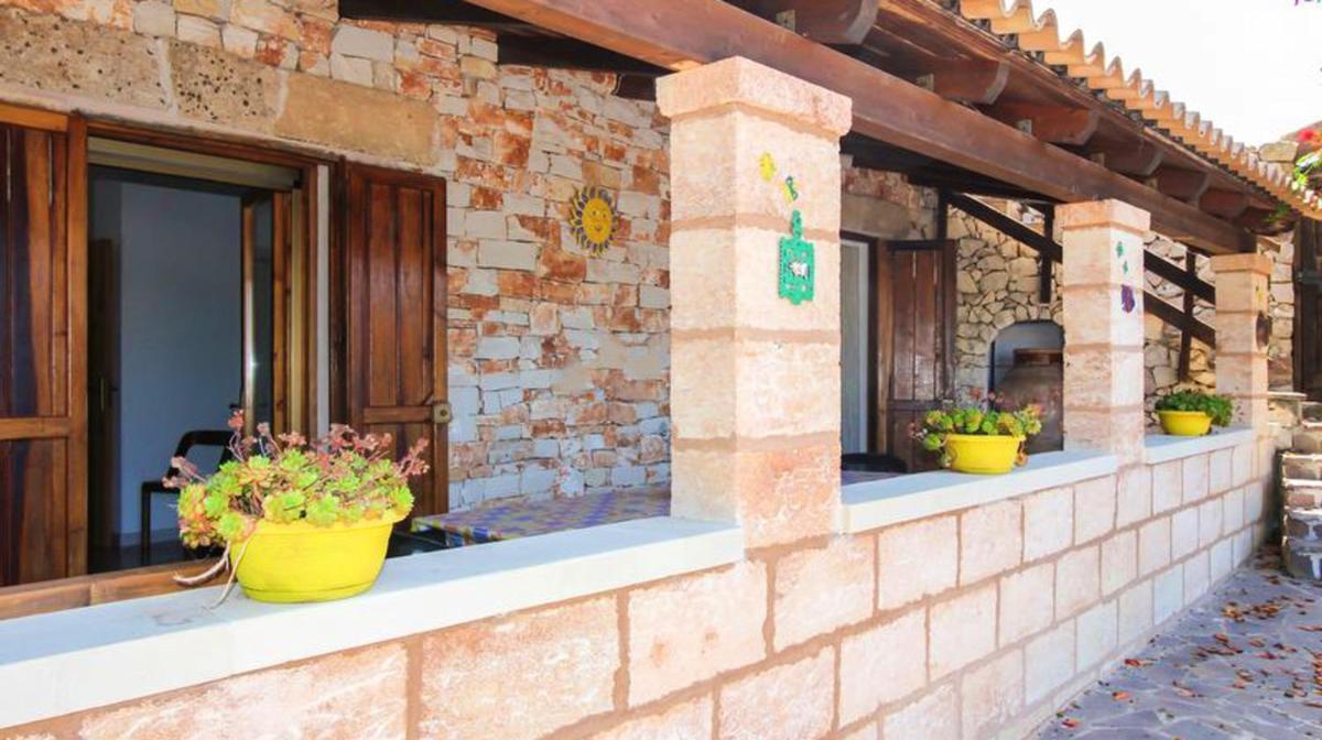 2 bedrooms appartement with shared pool enclosed garden and wifi at Castrignano del Capo 4 km away from the beach