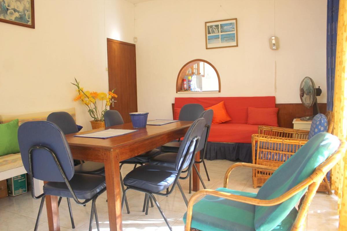 2 bedrooms appartement at Pereybere 200 m away from the beach with enclosed garden view 3