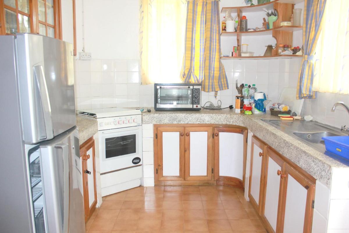 2 bedrooms appartement at Pereybere 200 m away from the beach with enclosed garden view 4