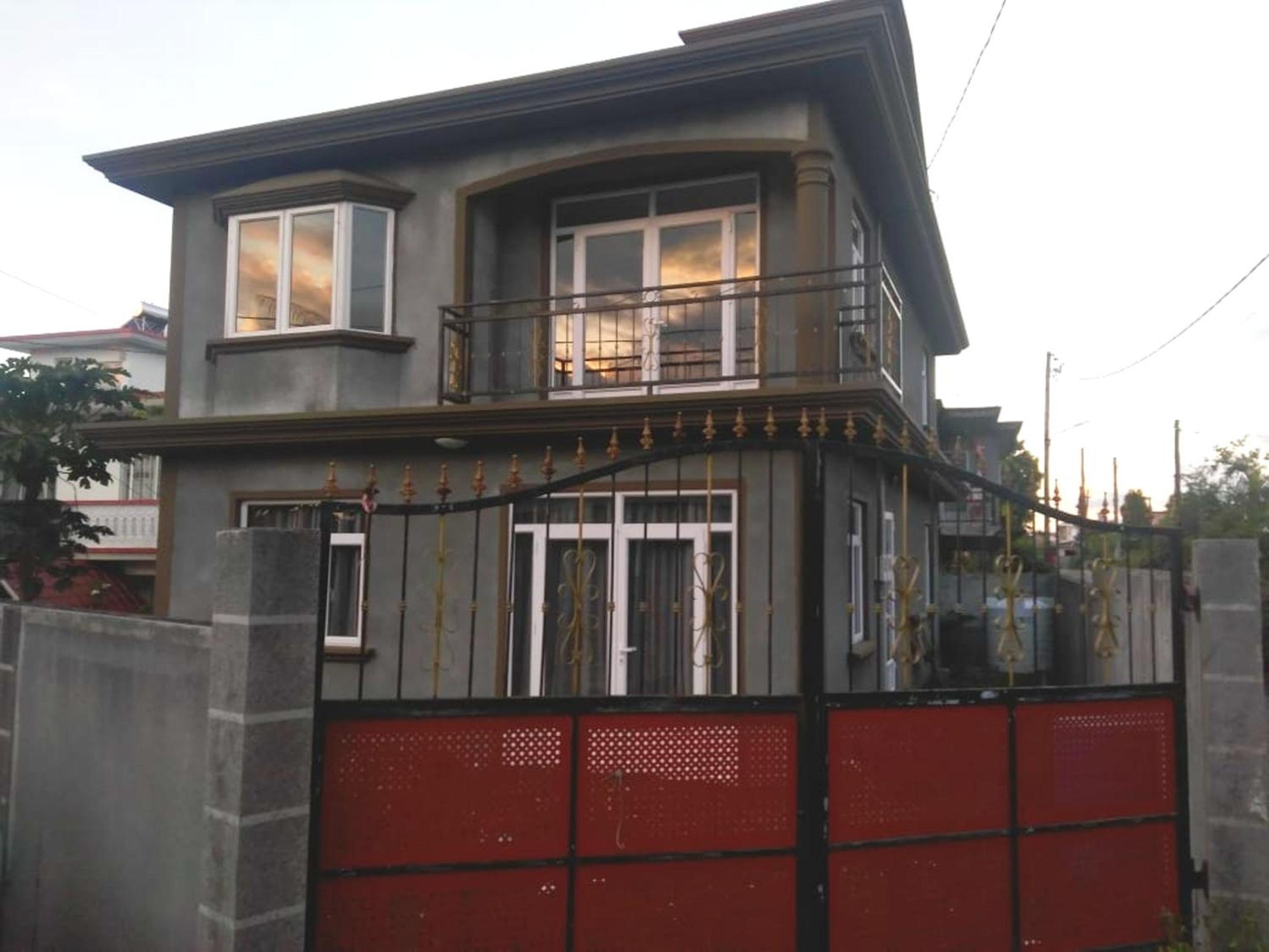Charming House in Curepipe + Garden