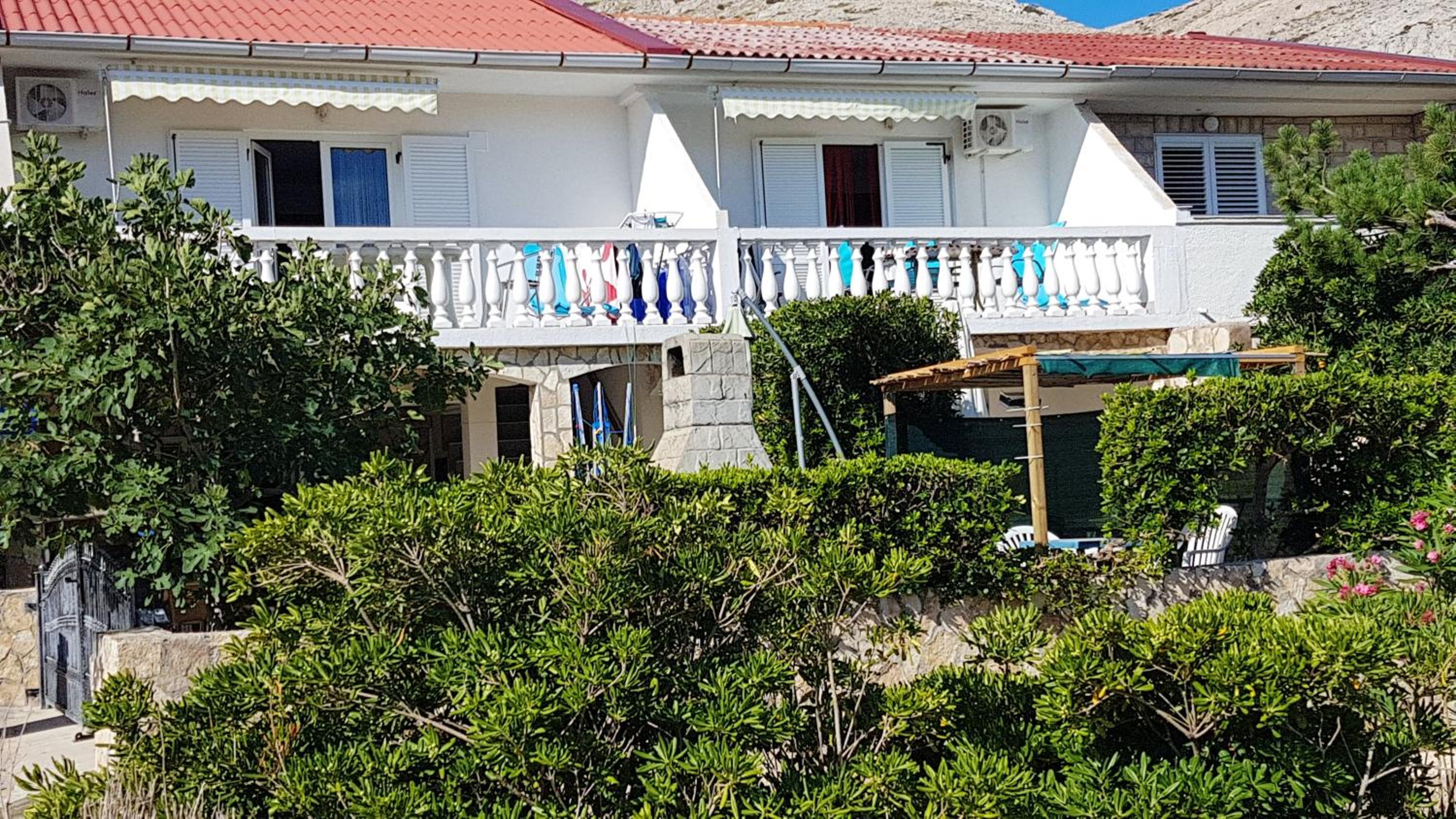 Charming Apartment in Pag with Sea View, 40 sqm
