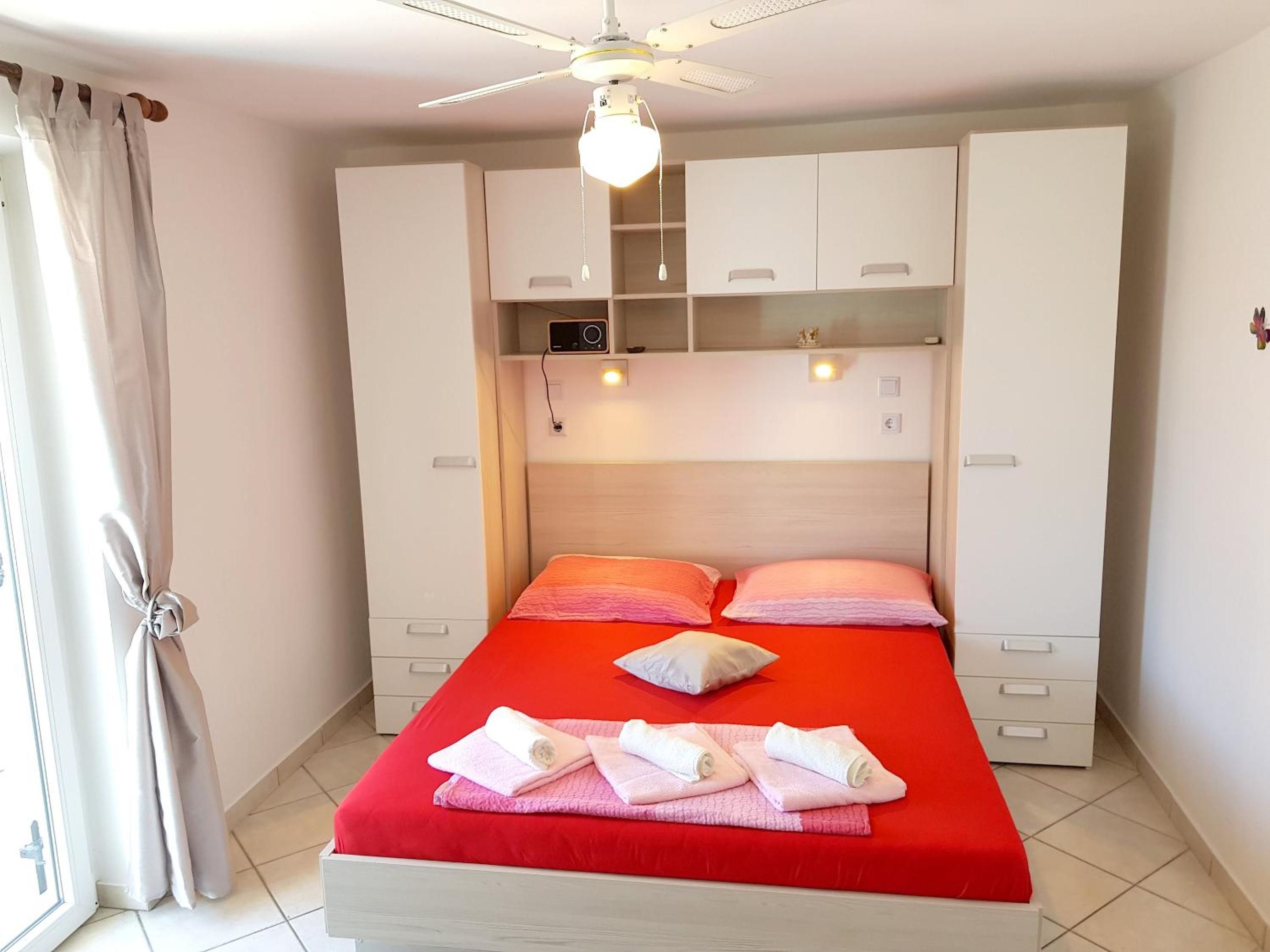 Charming Apartment in Pag with Sea View, 40 sqm