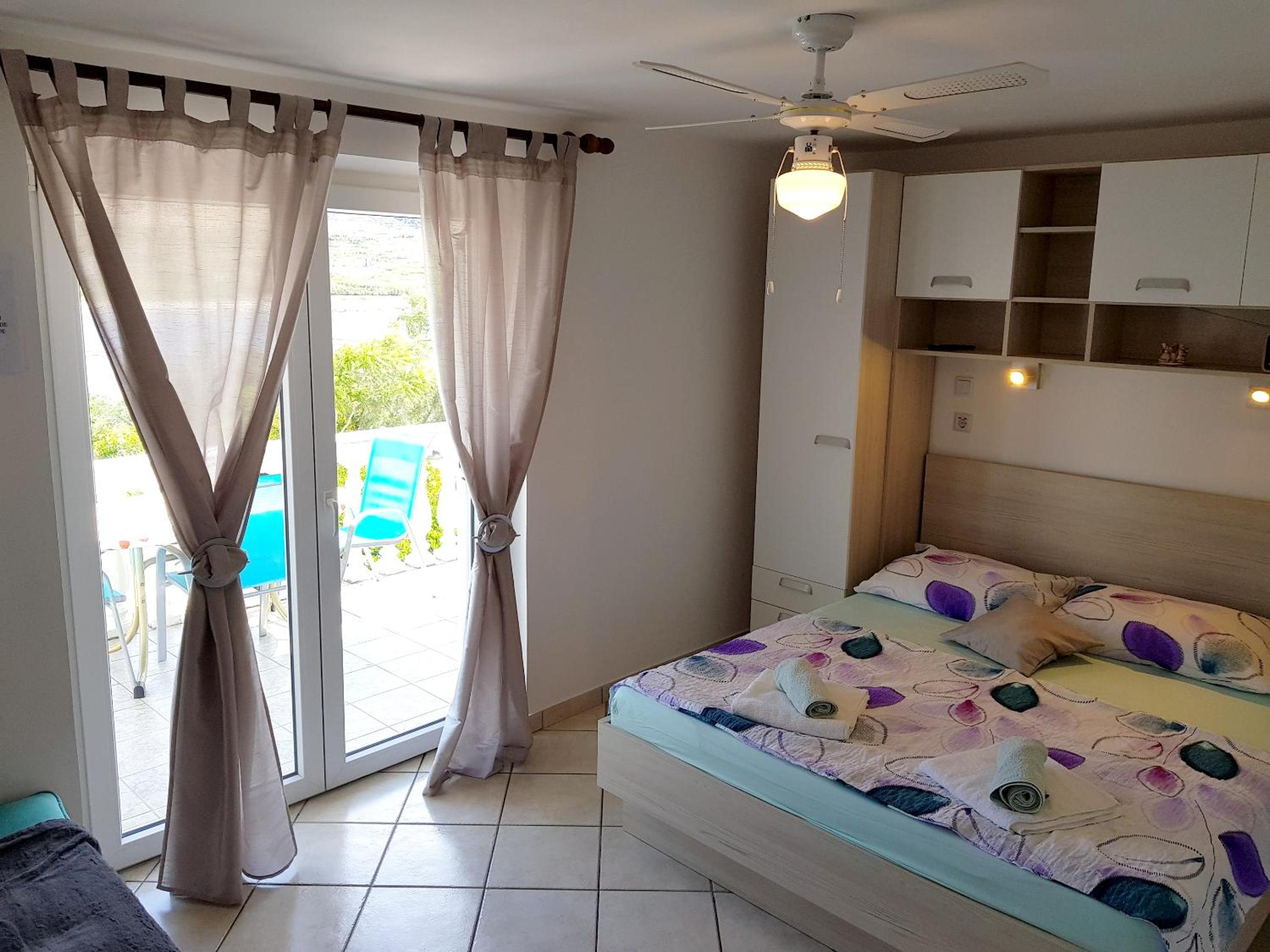 Charming Apartment in Pag with Sea View, 40 sqm