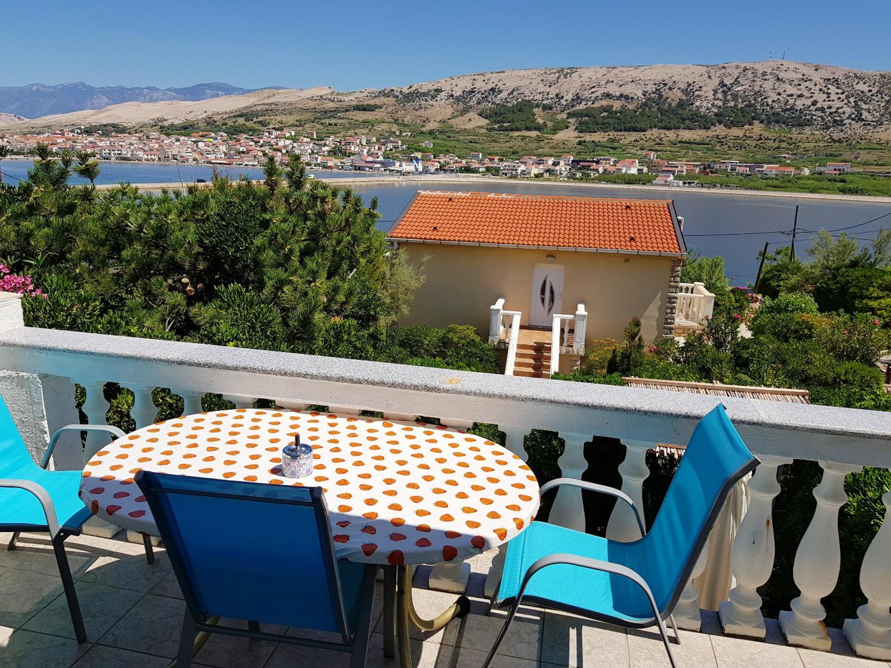 Charming Apartment in Pag with Sea View, 40 sqm
