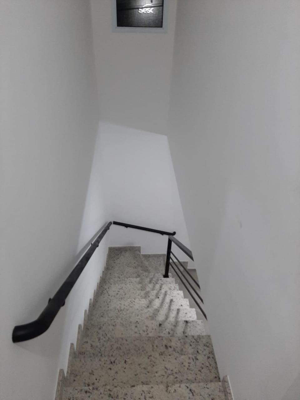 Sobrado frente ao SESC, WIFI 300MB, 2 vagas auto, cozinha, churrasqueira, moderno e reformado