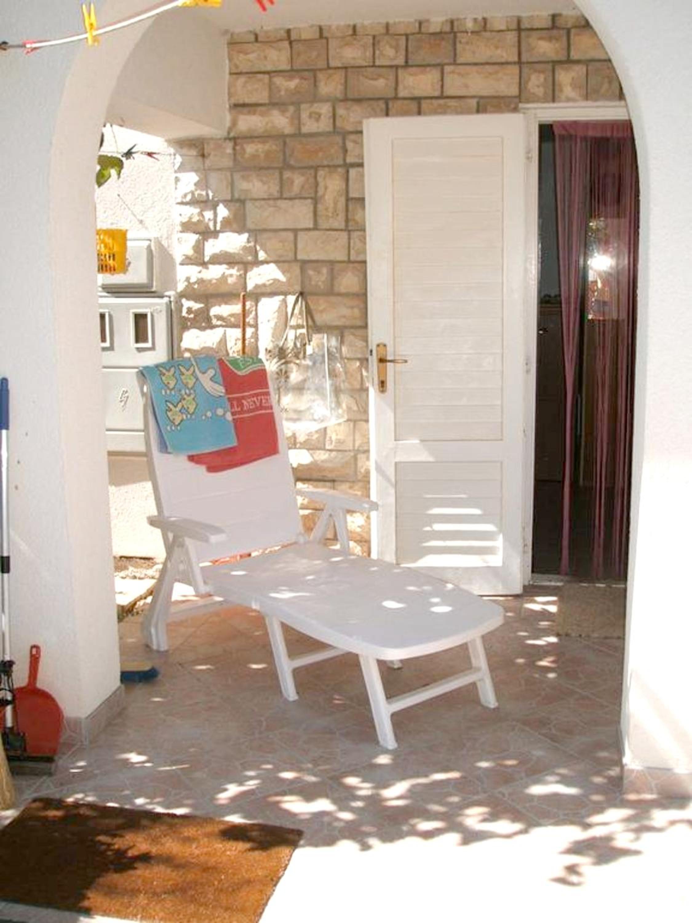 Charming Apartment in Vir with Terrace and Garden