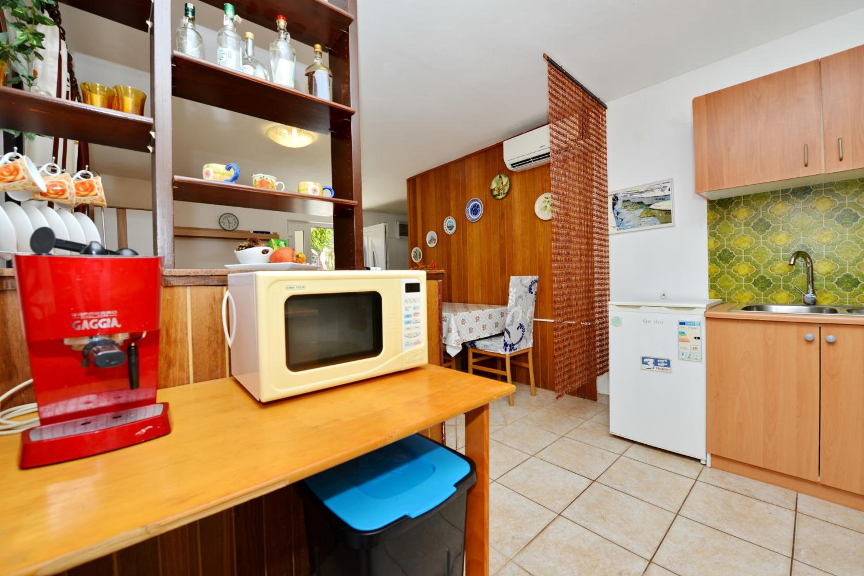 Charming Apartment in Vir with Terrace and Garden