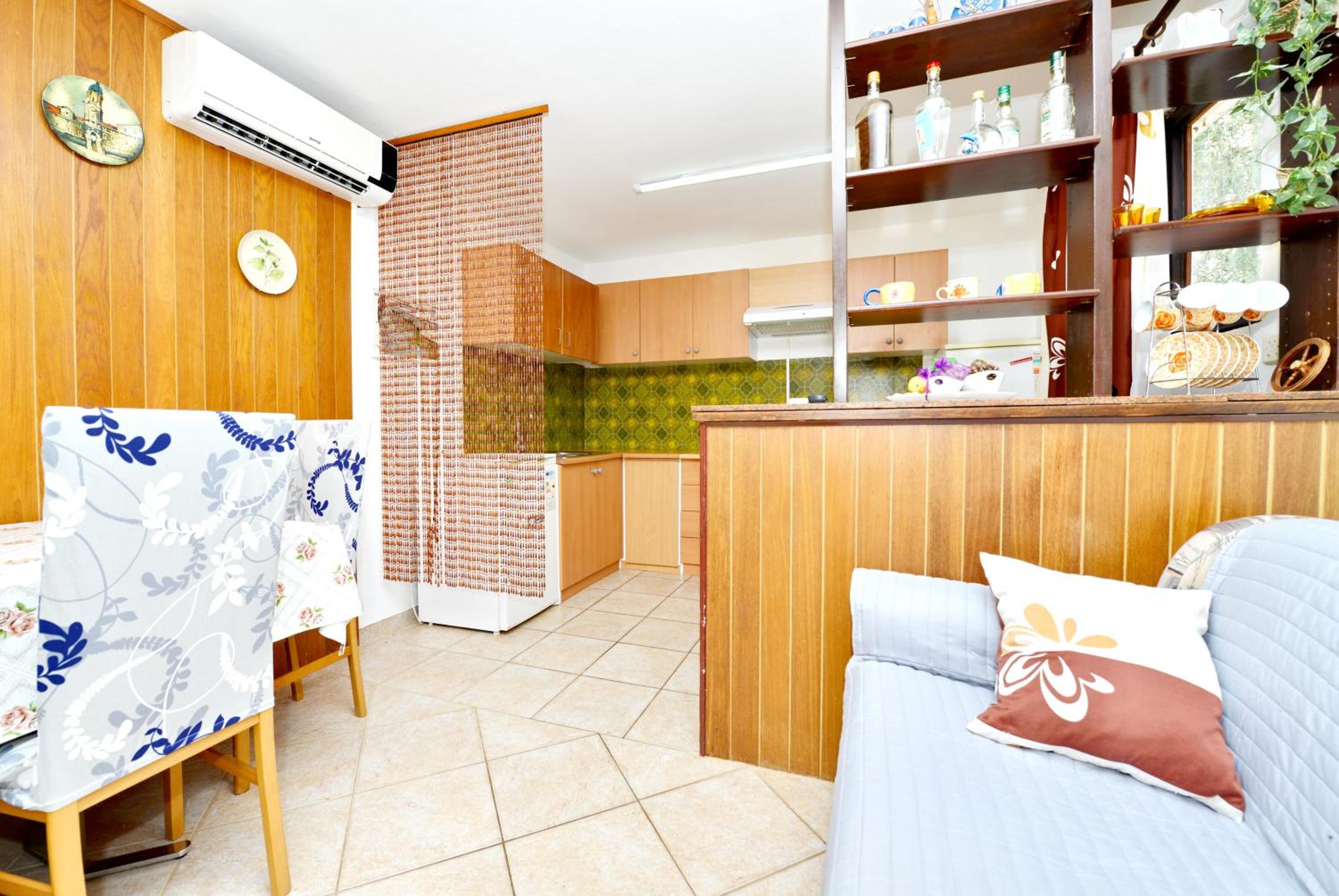 Charming Apartment in Vir with Terrace and Garden