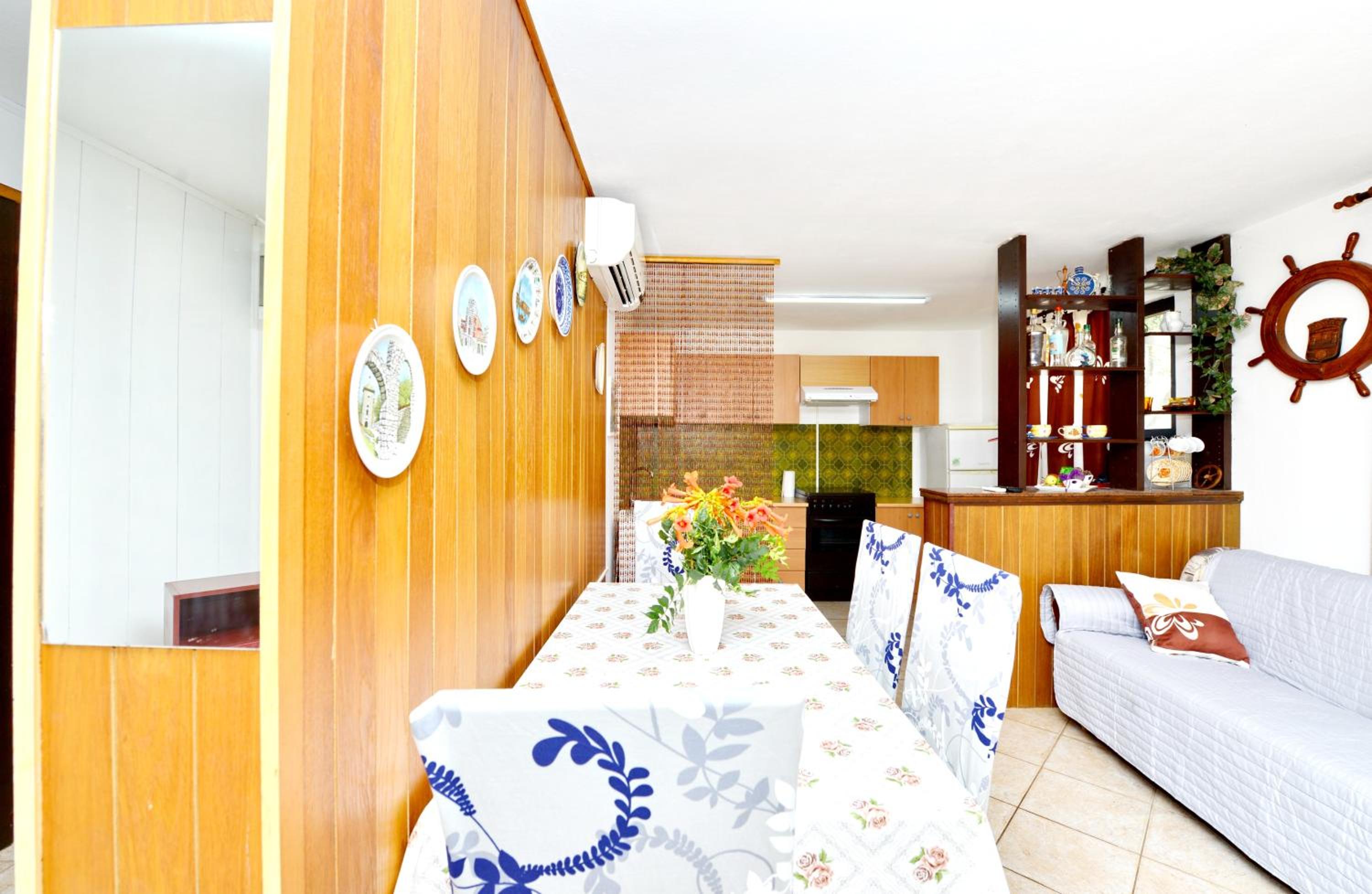 Charming Apartment in Vir with Terrace and Garden