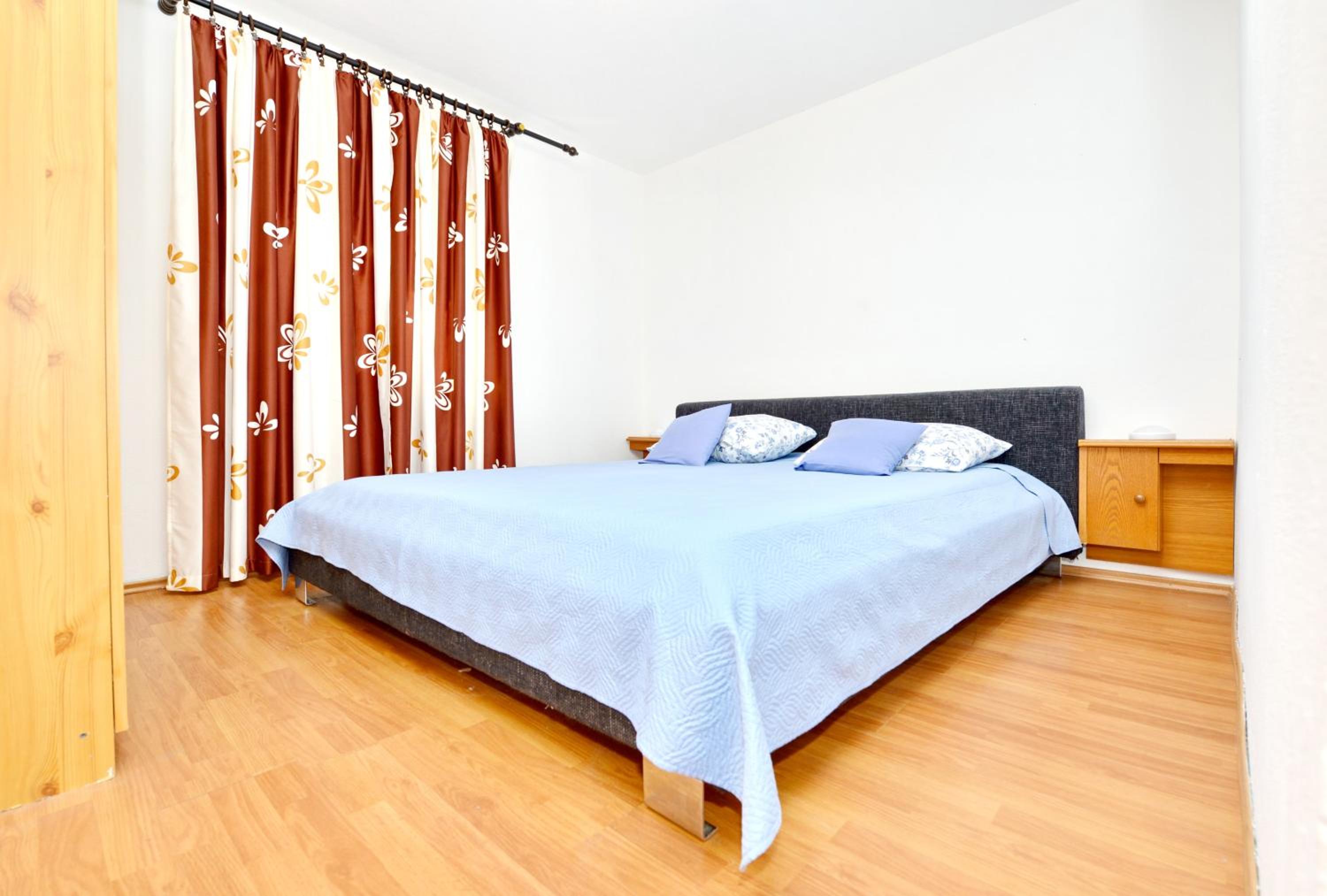 Charming Apartment in Vir with Terrace and Garden