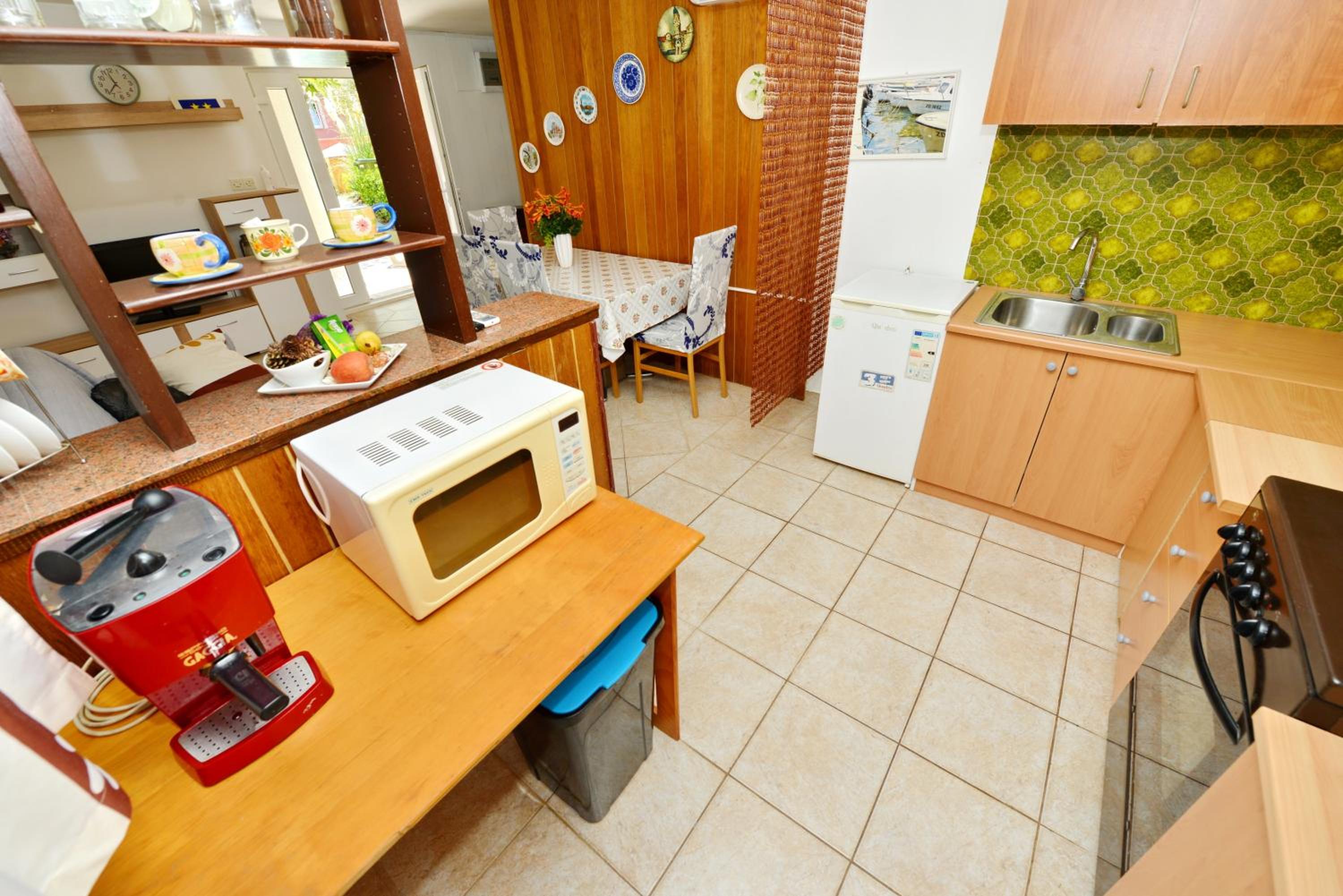 Charming Apartment in Vir with Terrace and Garden