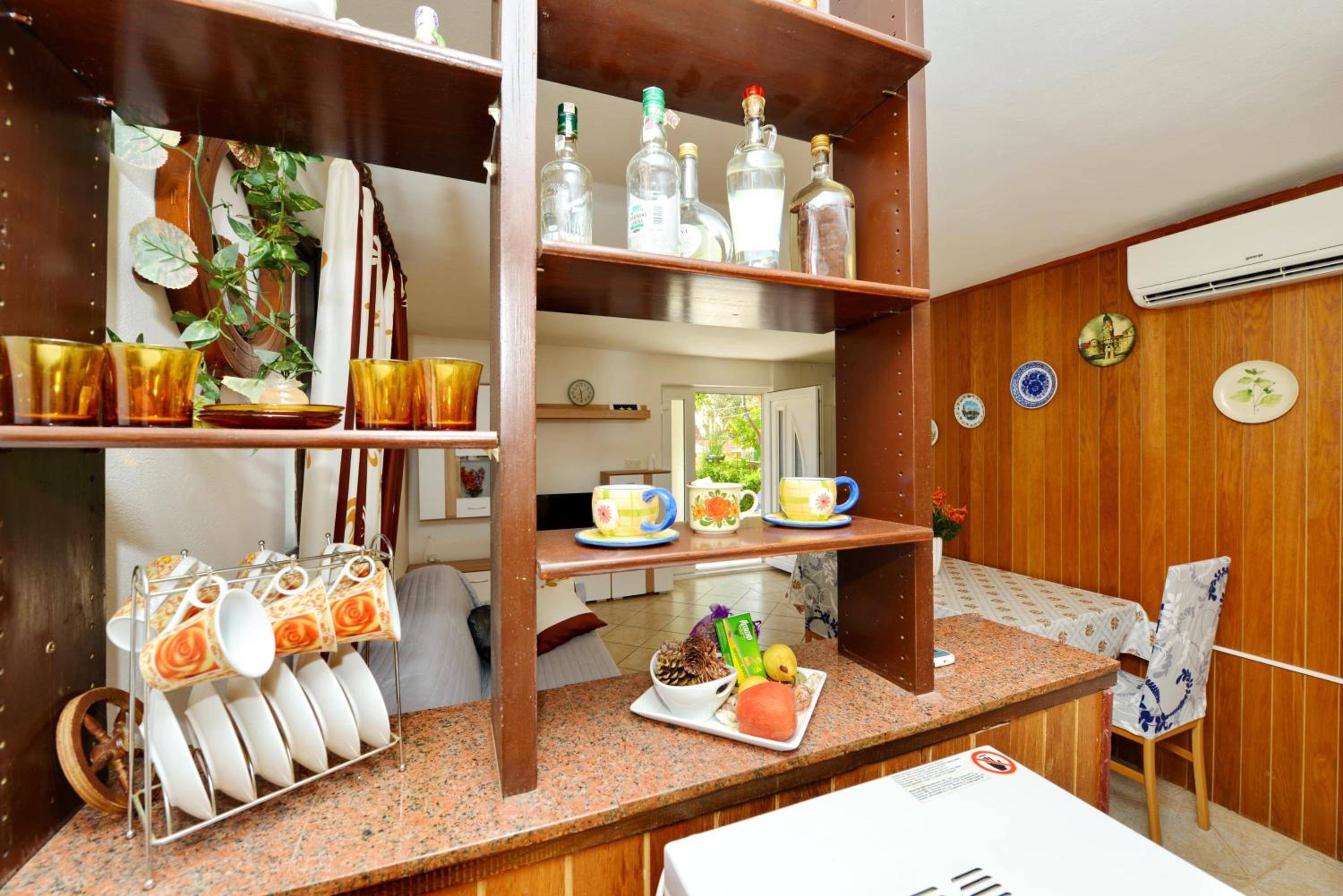 Charming Apartment in Vir with Terrace and Garden