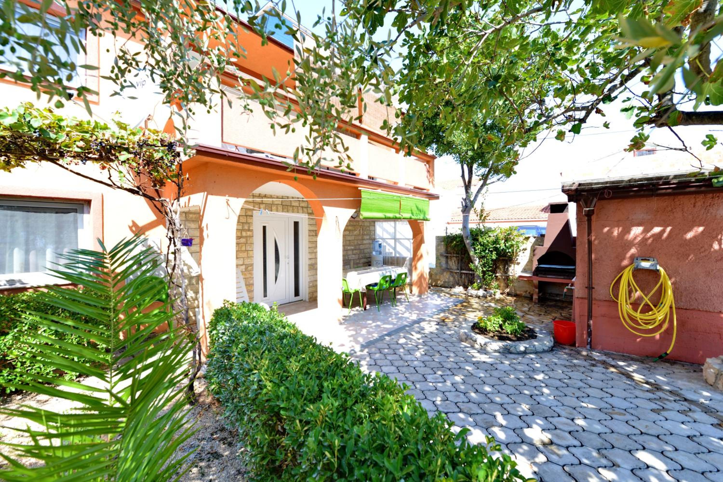 Charming Apartment in Vir with Terrace and Garden