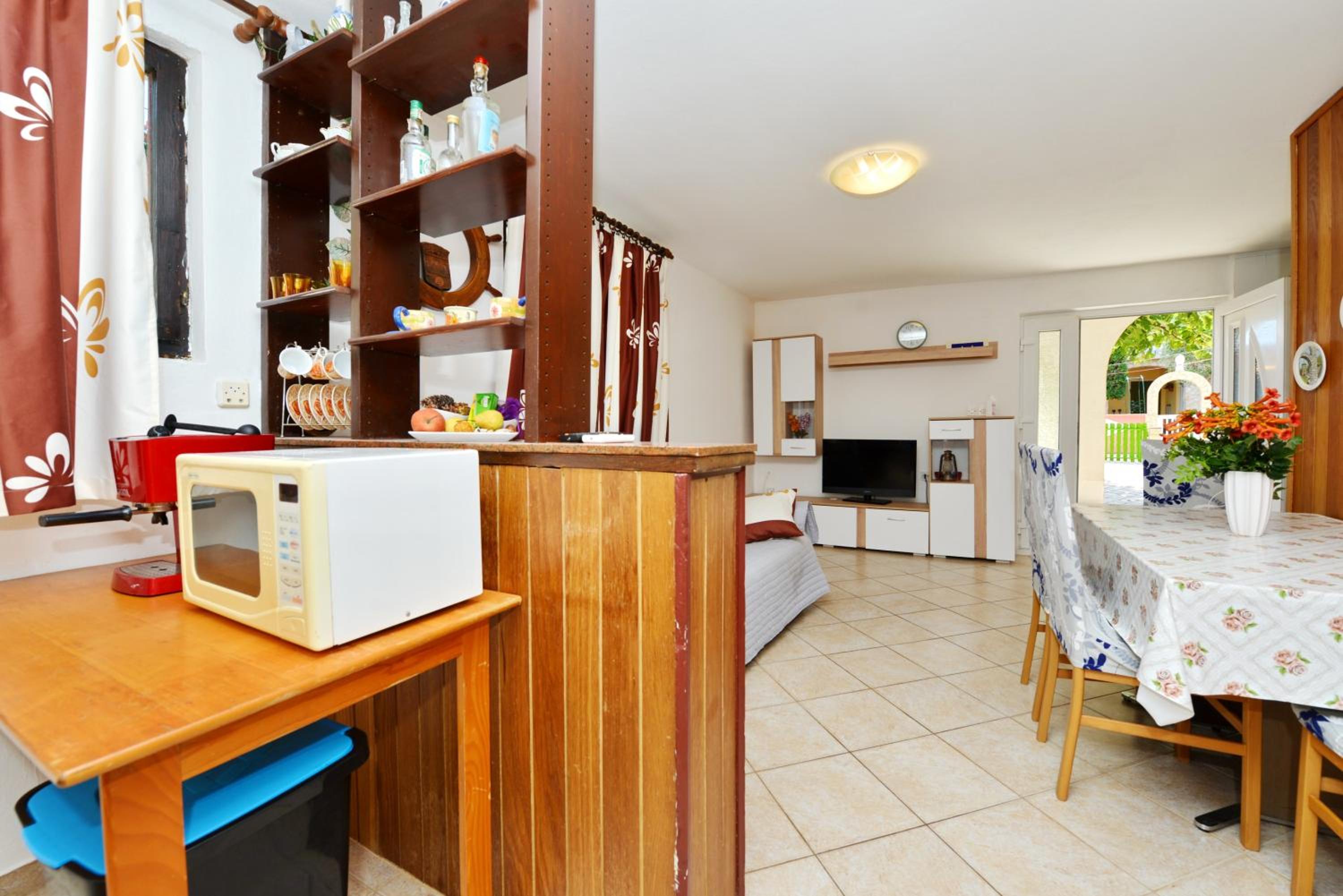 Charming Apartment in Vir with Terrace and Garden