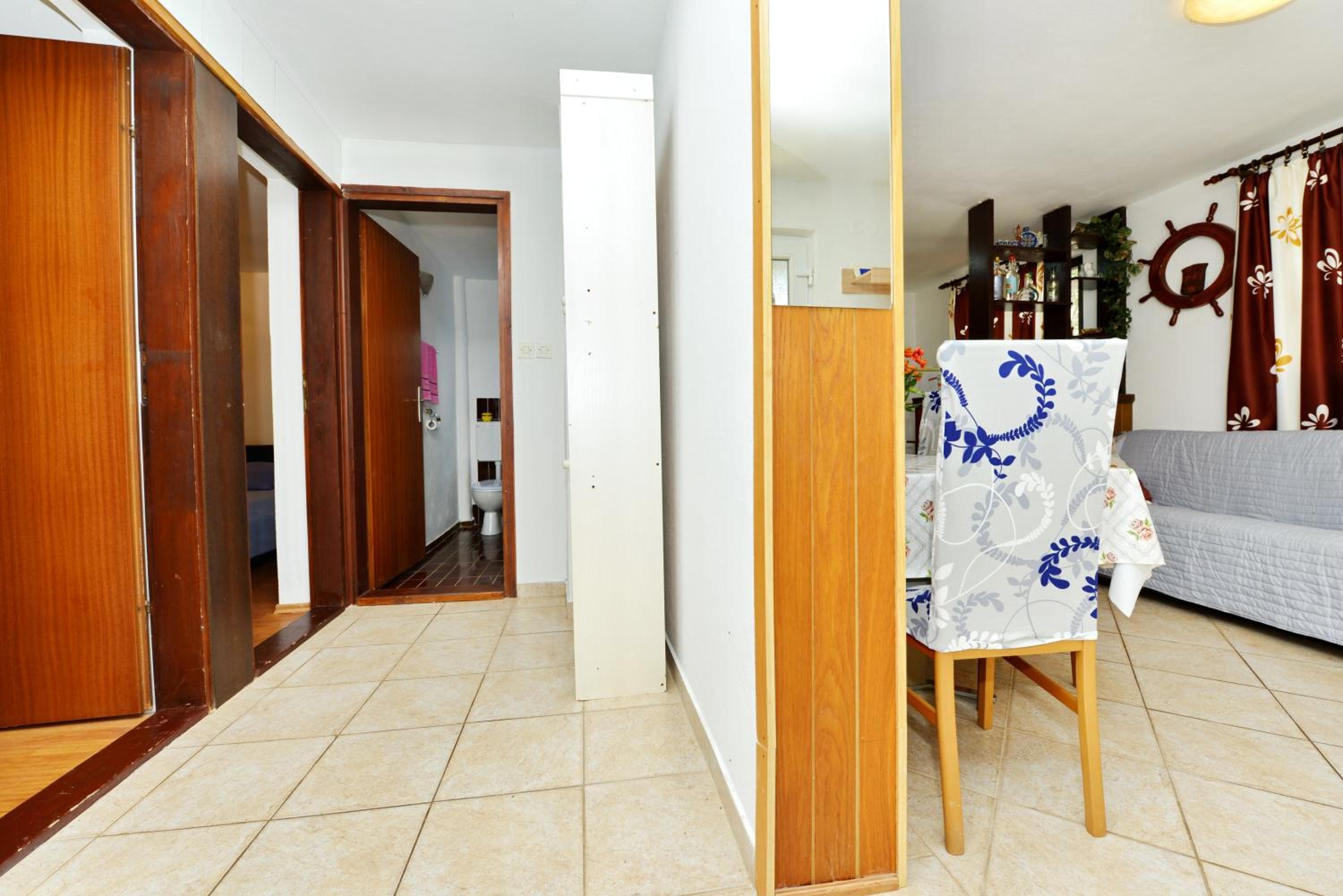 Charming Apartment in Vir with Terrace and Garden