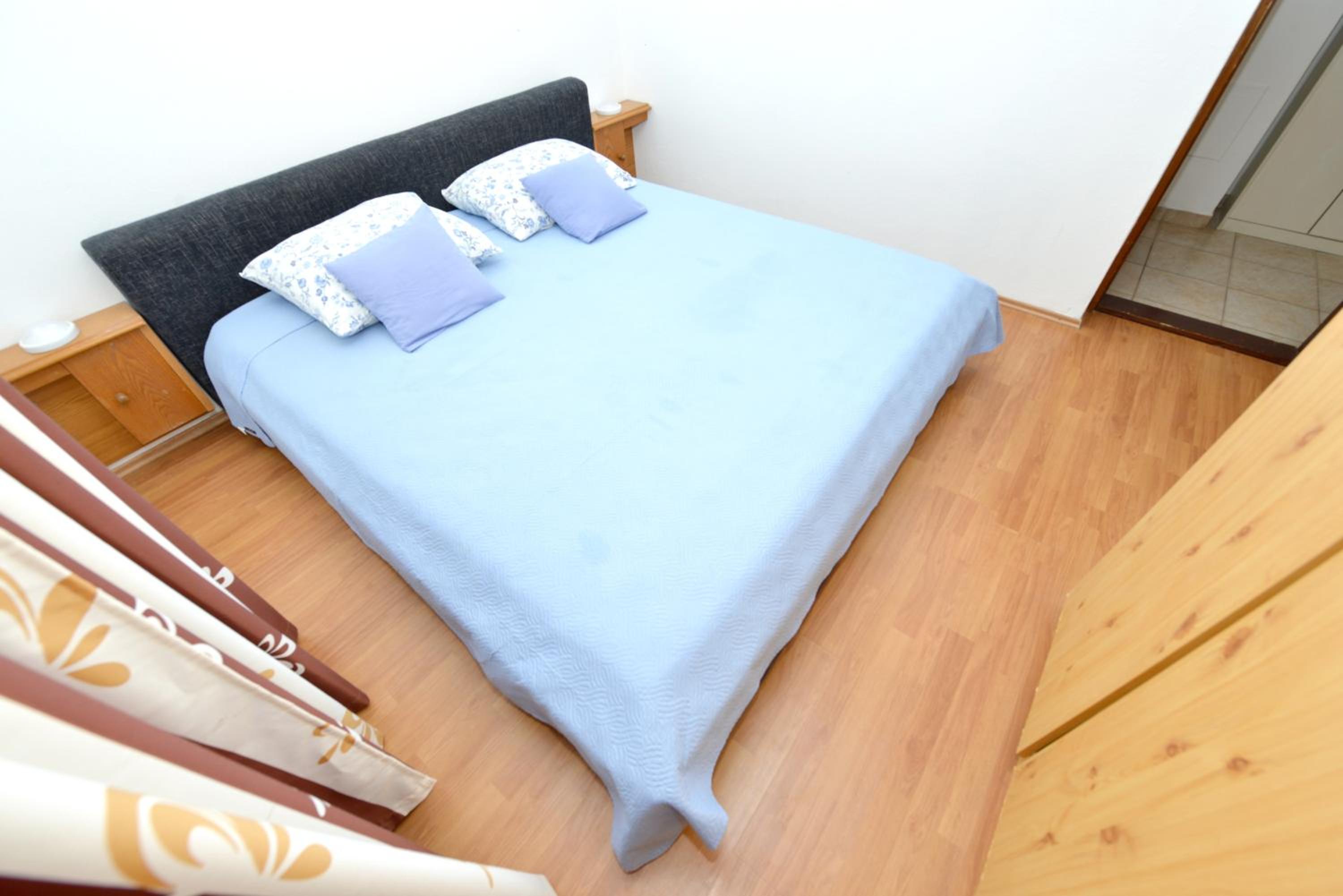 Charming Apartment in Vir with Terrace and Garden