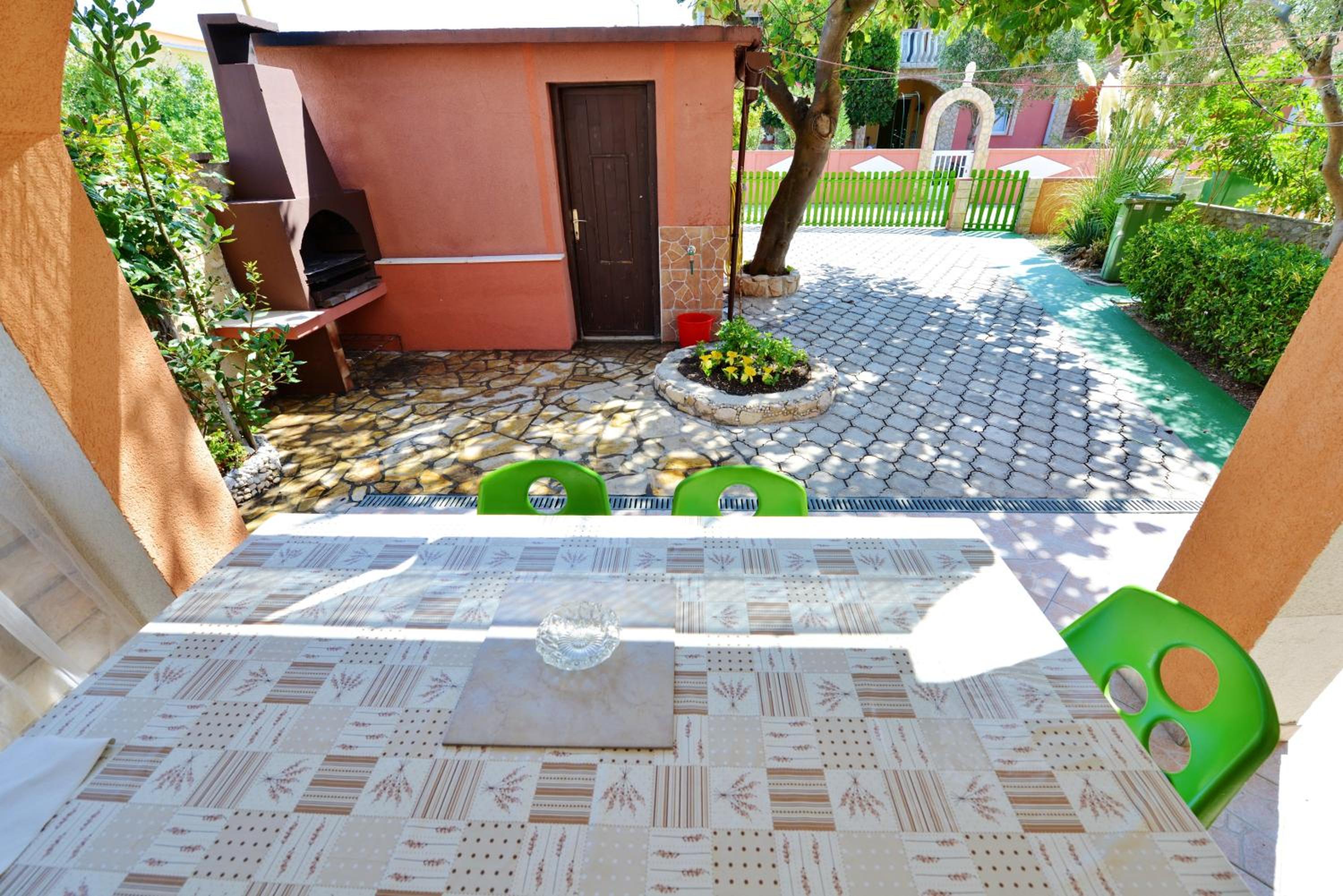 Charming Apartment in Vir with Terrace and Garden