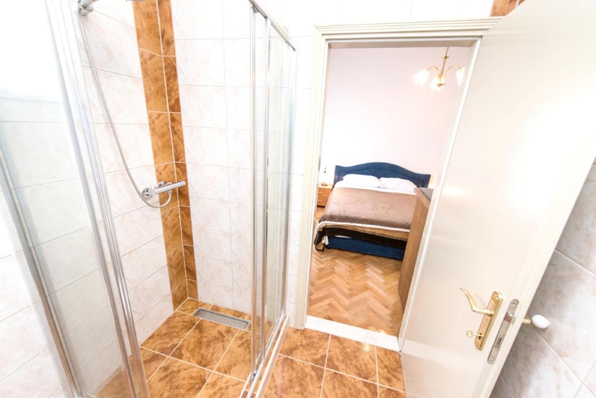 One bedroom appartement at Kastel Stafilic 200 m away from the beach with shared pool enclosed garden and wifi