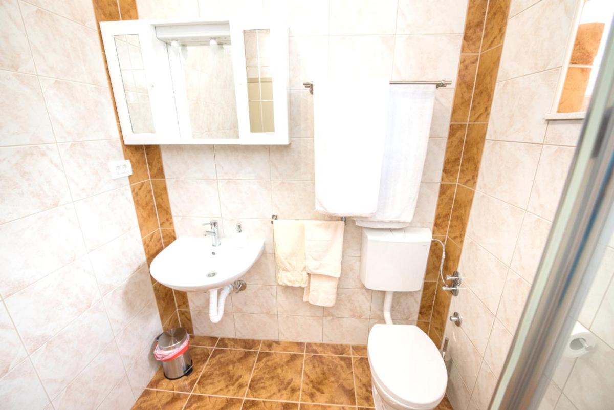 One bedroom appartement at Kastel Stafilic 200 m away from the beach with shared pool enclosed garden and wifi