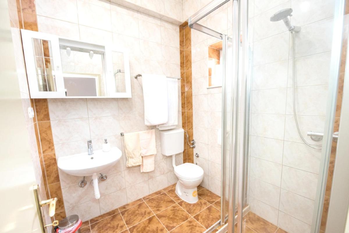 One bedroom appartement at Kastel Stafilic 200 m away from the beach with shared pool enclosed garden and wifi