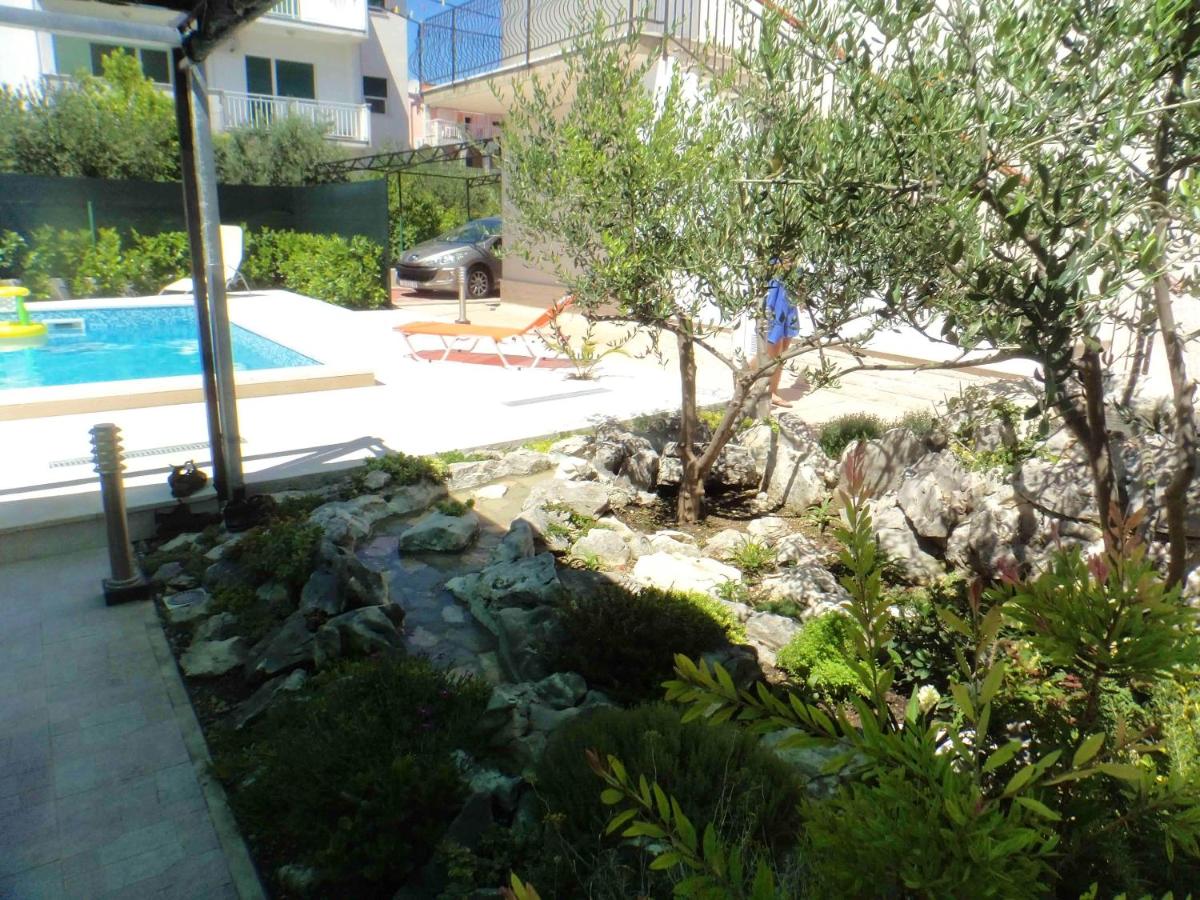 One bedroom appartement at Kastel Stafilic 200 m away from the beach with shared pool enclosed garden and wifi