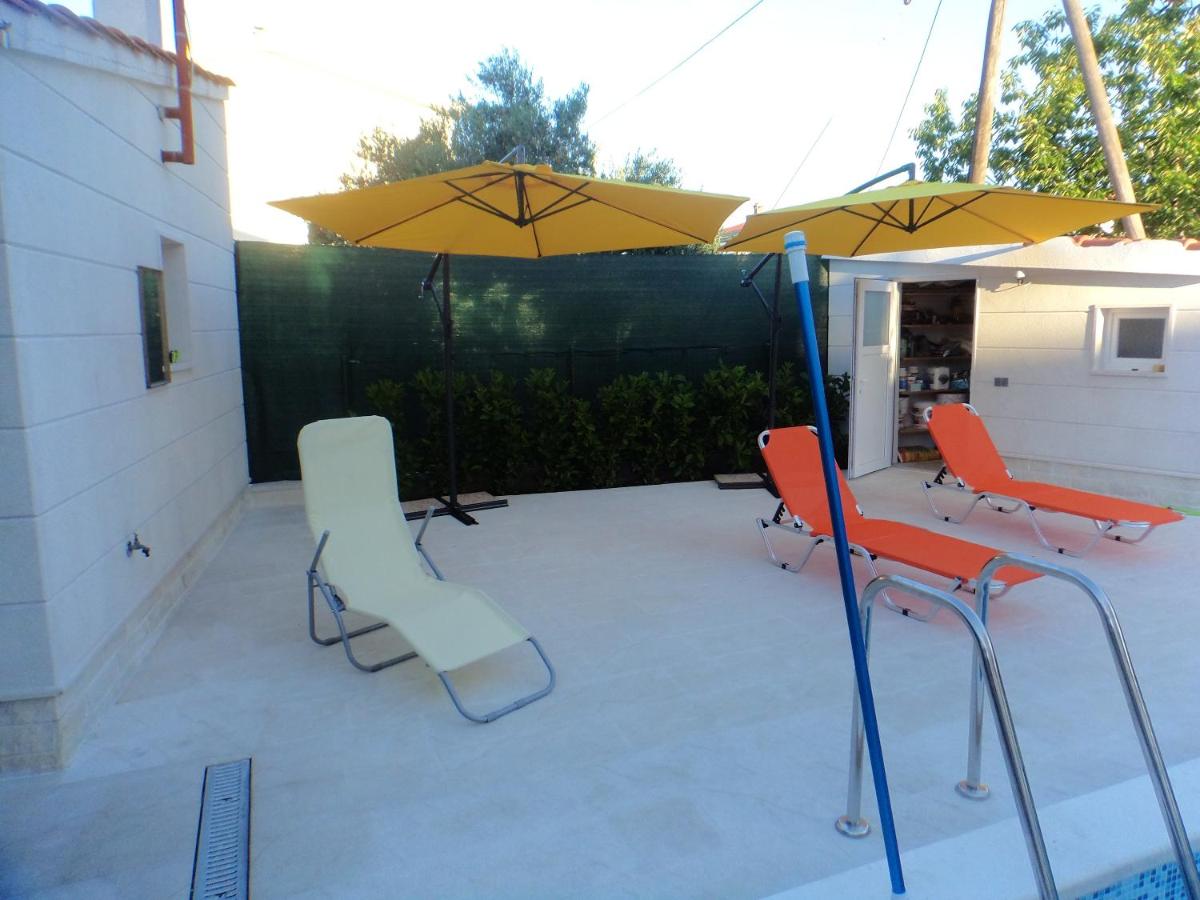 One bedroom appartement at Kastel Stafilic 200 m away from the beach with shared pool enclosed garden and wifi